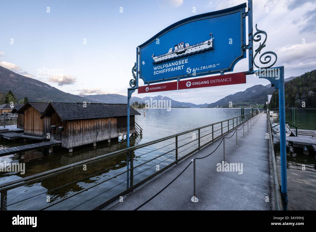 Bootsanlegestelle, Bootshäuser, Promenade und Seezugang in Strobl am Wolfgangsee zu Sonnenaufgang AM 17.04.2025. // quai de bateau, promenade et accès au lac à Strobl sur le lac Wolfgang au lever du soleil le 17 avril 2025. - 20250417 PD17423 crédit : APA-PictureDesk/Alamy Live News Banque D'Images