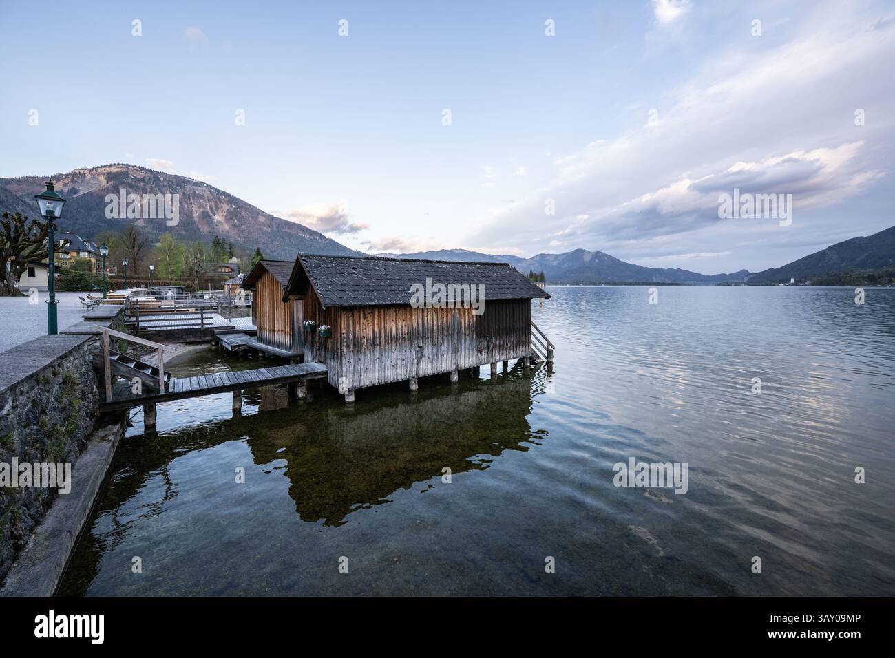Bootsanlegestelle, Bootshäuser, Promenade und Seezugang in Strobl am Wolfgangsee zu Sonnenaufgang AM 17.04.2025. // quai de bateau, promenade et accès au lac à Strobl sur le lac Wolfgang au lever du soleil le 17 avril 2025. - 20250417 PD17427 crédit : APA-PictureDesk/Alamy Live News Banque D'Images