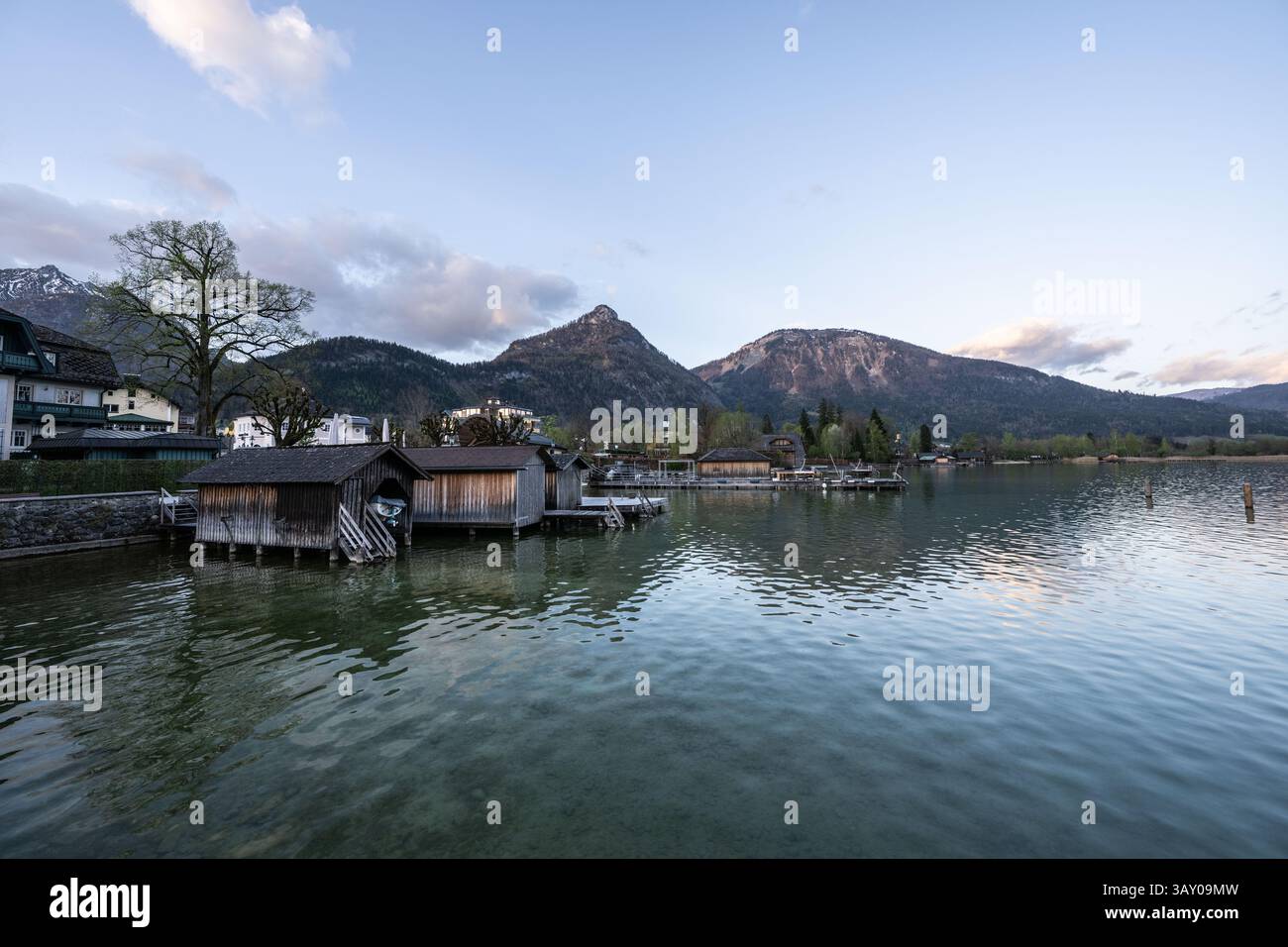 Bootsanlegestelle, Bootshäuser, Promenade und Seezugang in Strobl am Wolfgangsee zu Sonnenaufgang AM 17.04.2025. // quai de bateau, promenade et accès au lac à Strobl sur le lac Wolfgang au lever du soleil le 17 avril 2025. - 20250417 PD17428 crédit : APA-PictureDesk/Alamy Live News Banque D'Images