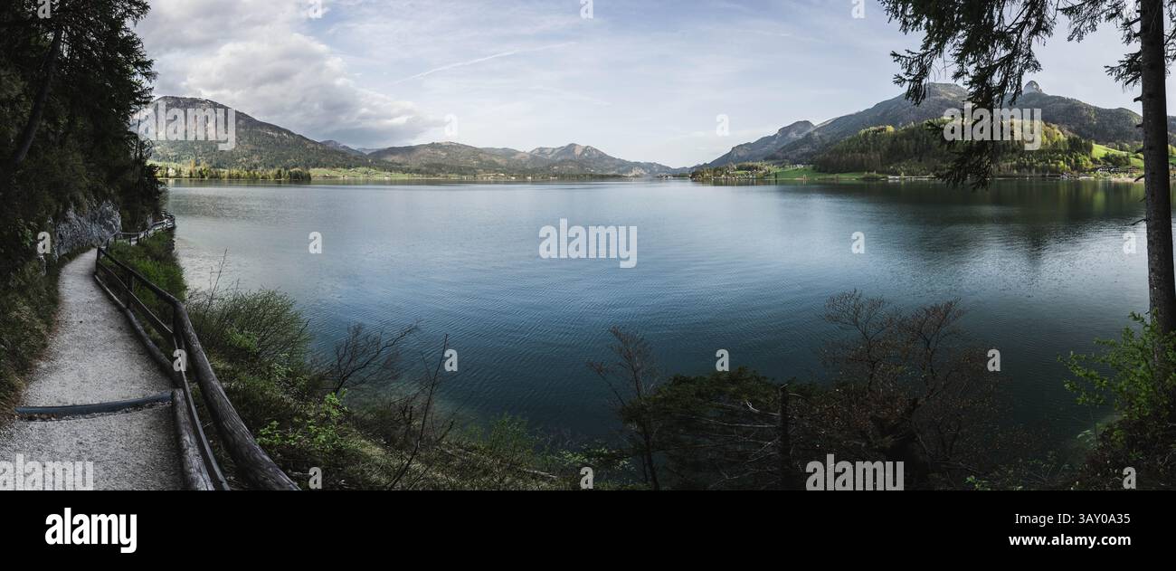 Bürglstein-Rundweg entlang des Ufers des Wolfgangsee zwischen Strobl und est Wolfgang mit Blick auf die umliegende Barglandschaft und Strobl zu Sonnenaufgang am 17.04.2025 // Bürglstein sentier circulaire le long de la rive du lac Wolfgang entre Strobl et Wolfgang avec vue sur le paysage environnant de barg et Strobl au lever du soleil sur 17.04.2025 - 20250417 PD17405 crédit : APA-PictureDesk/Alamy Live News Banque D'Images