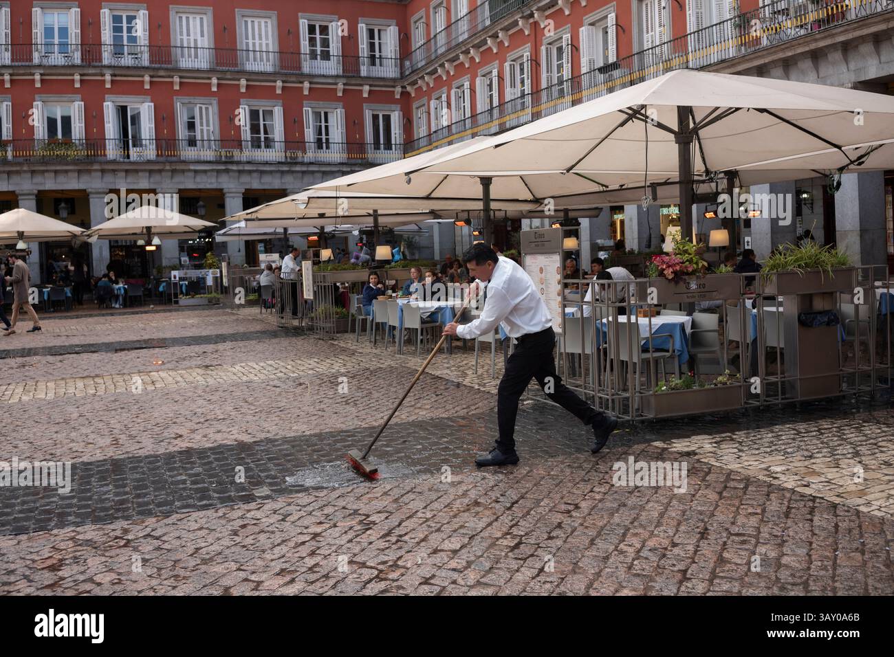 Plaza Mayor par un jour humide de printemps alors que des pluies torrentielles se sont déversées sur la ville de Madrid, capitale de l'Espagne, en Europe Banque D'Images