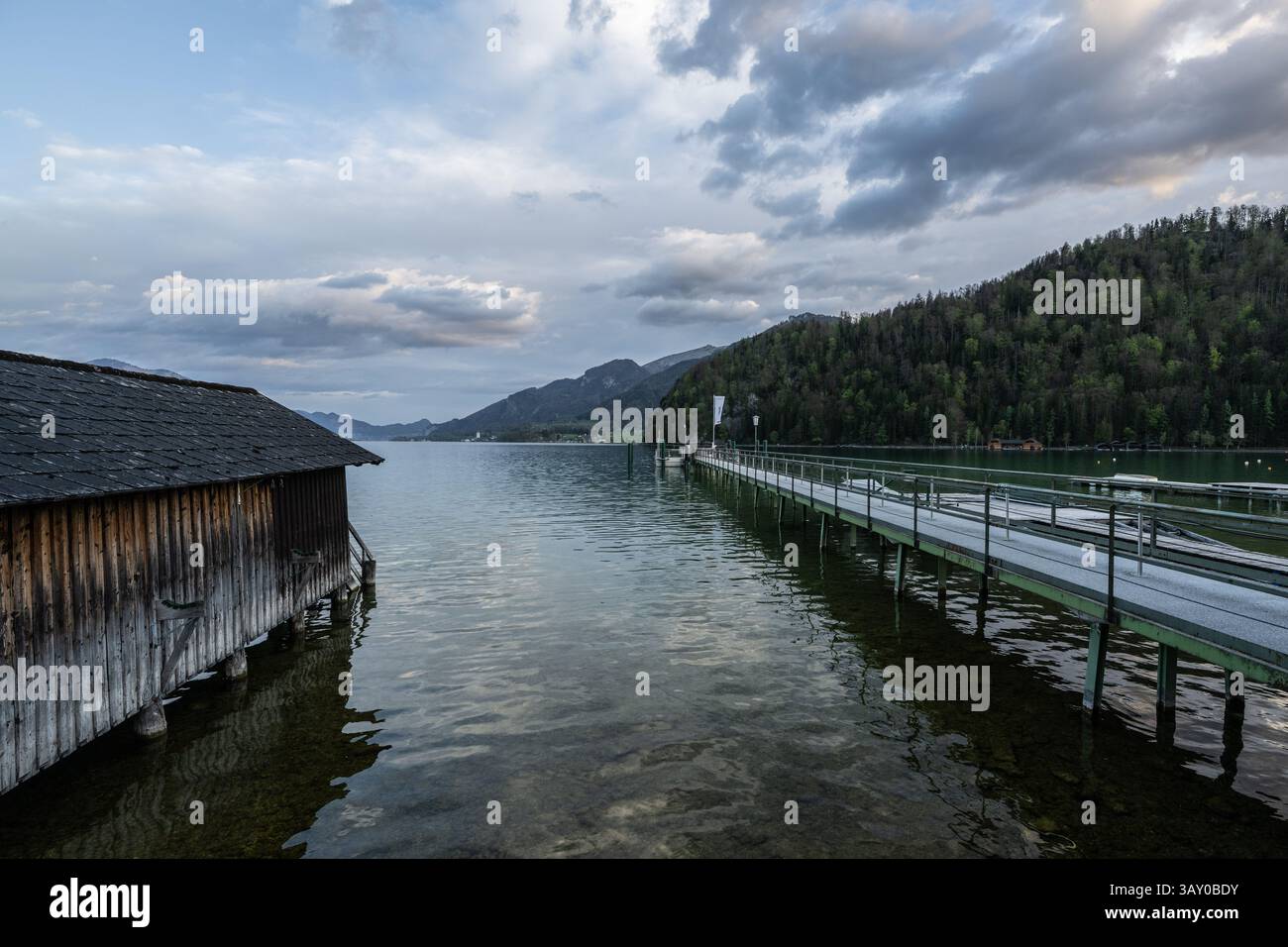 Bootsanlegestelle, Bootshäuser, Promenade und Seezugang in Strobl am Wolfgangsee zu Sonnenaufgang AM 17.04.2025. // quai de bateau, promenade et accès au lac à Strobl sur le lac Wolfgang au lever du soleil le 17 avril 2025. - 20250417 PD17418 crédit : APA-PictureDesk/Alamy Live News Banque D'Images