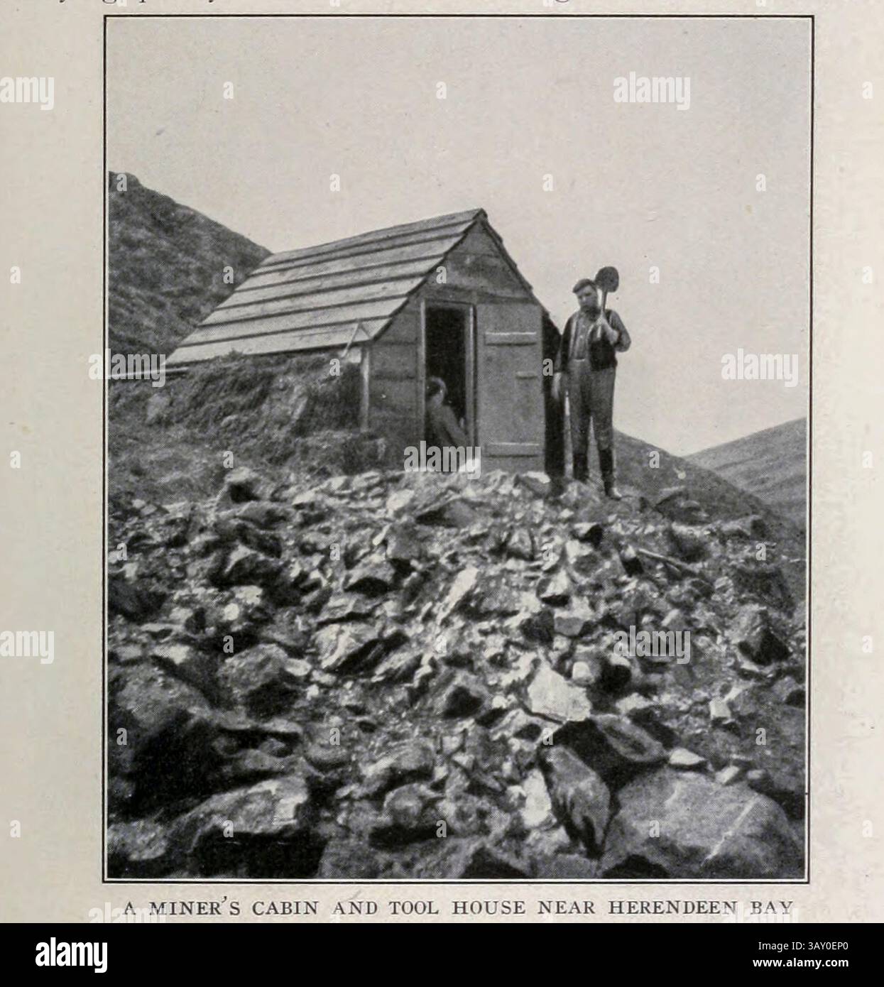 Une CABINE DE MINEUR ET UNE MAISON D'OUTILLAGE PRÈS DE LA BAIE HERENDEEN devant la cabine se trouve un tas de charbon. Tout le bois pour cette cabane a été apporté 2 000 miles et transporté sur le dos des hommes sur un chemin de montagne de 1 000 pieds de haut. Les étés sont frais, les hivers moins rigoureux qu’à Philadelphie. Tiré de l'article LES RESSOURCES EN CHARBON DU PACIFIQUE. Par Harrington Emerson. Tiré de l'Engineering Magazine consacré au progrès industriel volume XXIII 1902 The Engineering Magazine Co Banque D'Images