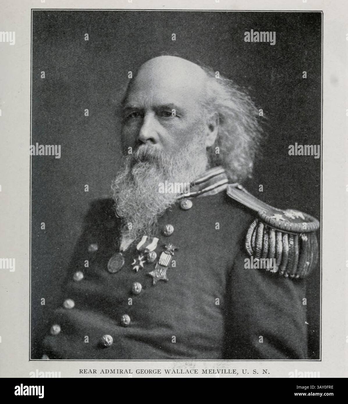 George Wallace Melville (10 janvier 1841 – 17 mars 1912) est un officier, ingénieur et explorateur de l'Arctique de la marine des États-Unis. Il rejoint la marine américaine en 1861 et sert comme ingénieur pendant la guerre de Sécession. Il a participé à trois expéditions dans l'Arctique : l'expédition Polaris en 1873, l'expédition malheureuse Jeannette en 1879 et l'expédition Lady Franklin Bay en 1884. LE CONTRE-AMIRAL GEORGE WALLACE MELVILLE, ingénieur en chef des États-Unis de 1887 à 1903 Banque D'Images