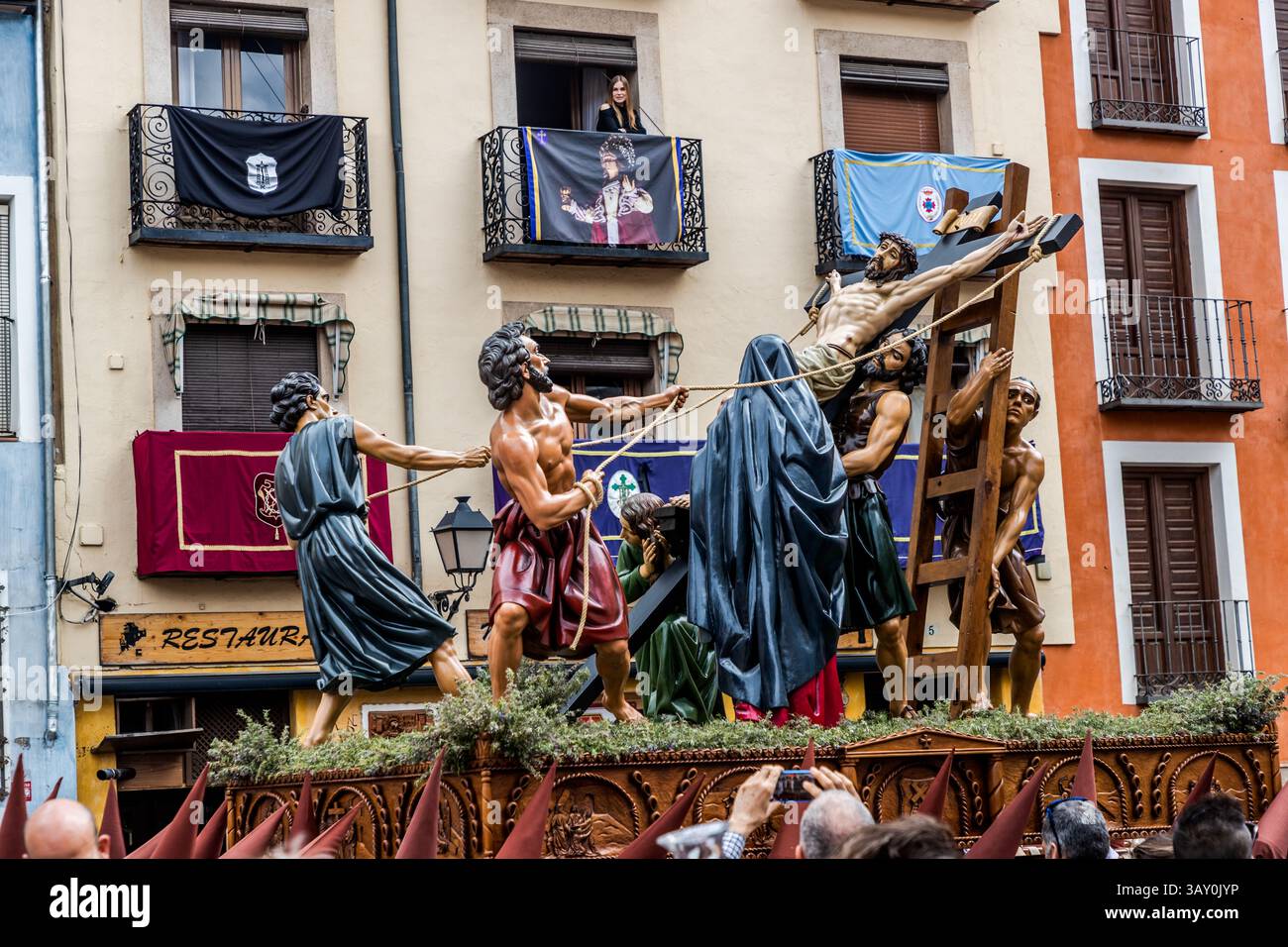 Procession du vendredi Saint en el Calvario à Cuenca. On y voit le Paso la Exaltación (Luis Marco Pérez), porté par le Vénérable Hermandad del Santísimo Cristo del Perdón. Jésus est élevé sur la croix par des soldats. Plaza Mayor, Cuenca, Castille-la Manche, Espagne Banque D'Images