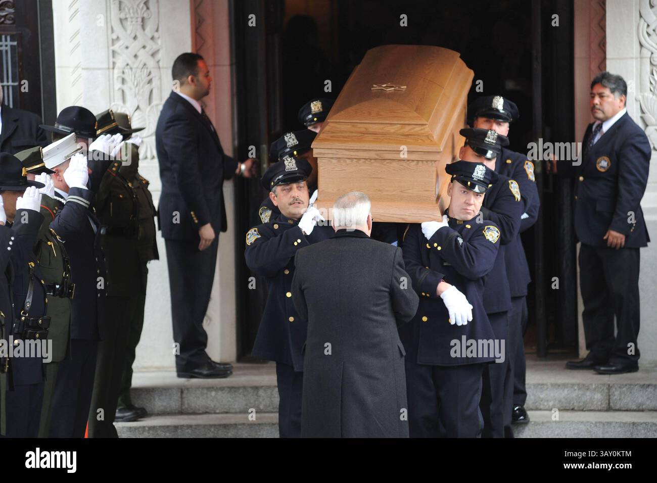 Le cercueil de l'ancien maire de New York Ed Koch est sorti par des membres du département de police de New York après les funérailles au Temple Emanu-El de Manhattan à New York - le 4 février 2013 Banque D'Images