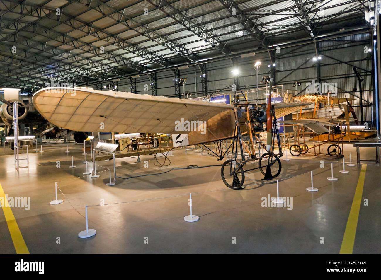Vue du Bleriot XI (réplique) exposé à la Brooklands Aircraft Factory, Brooklands Museum, Weybridge Banque D'Images