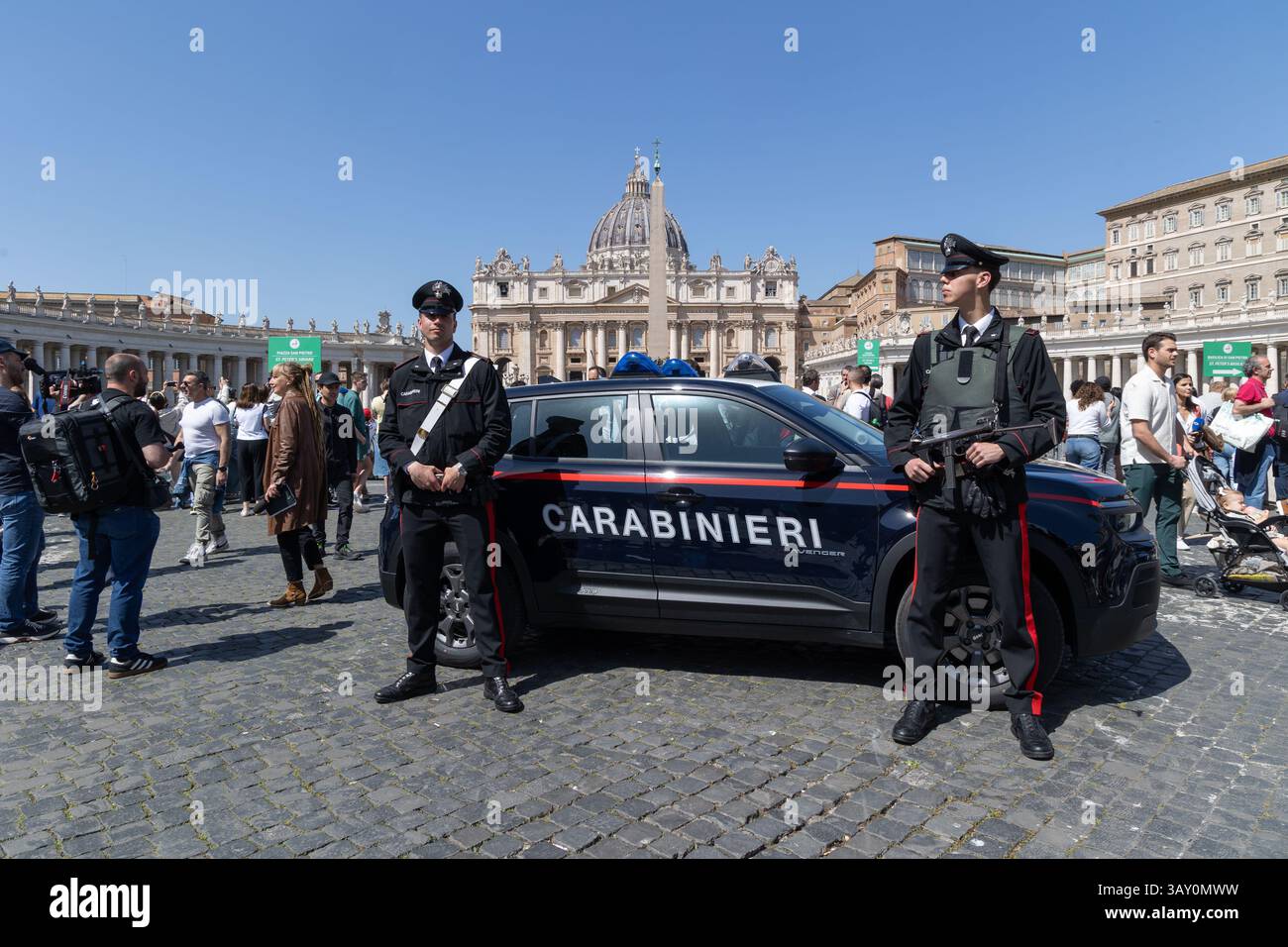 Vatican. 22 avril 2025. Carabinieri près de la place Pierre le lendemain de la mort du pape François crédit : Independent photo Agency/Alamy Live News Banque D'Images