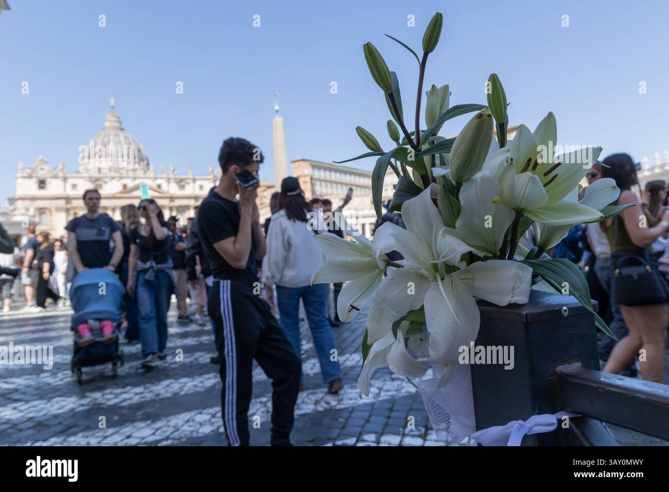 Vatican. 22 avril 2025. Fleurs près, place Pierre le lendemain de la mort du pape François crédit : Agence photo indépendante/Alamy Live News Banque D'Images