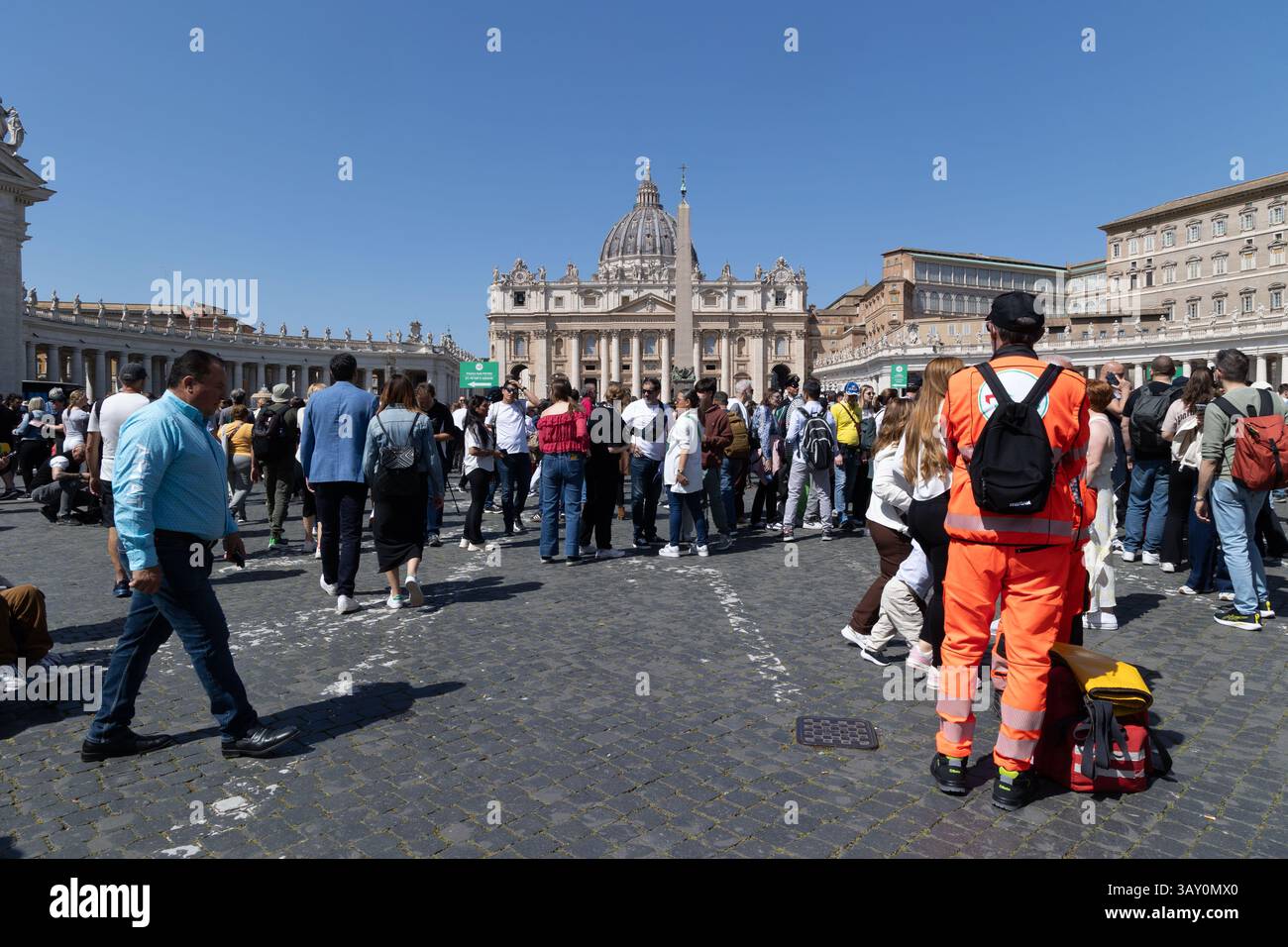 Vatican. 22 avril 2025. Touristes à proximité, place Pierre le lendemain de la mort du pape François crédit : Agence photo indépendante / Alamy Live News Banque D'Images