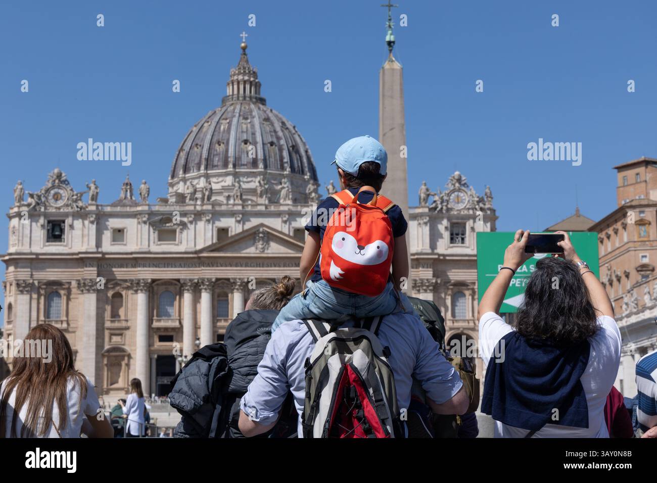 Vatican. 22 avril 2025. Touristes à proximité, place Pierre le lendemain de la mort du pape François crédit : Agence photo indépendante / Alamy Live News Banque D'Images