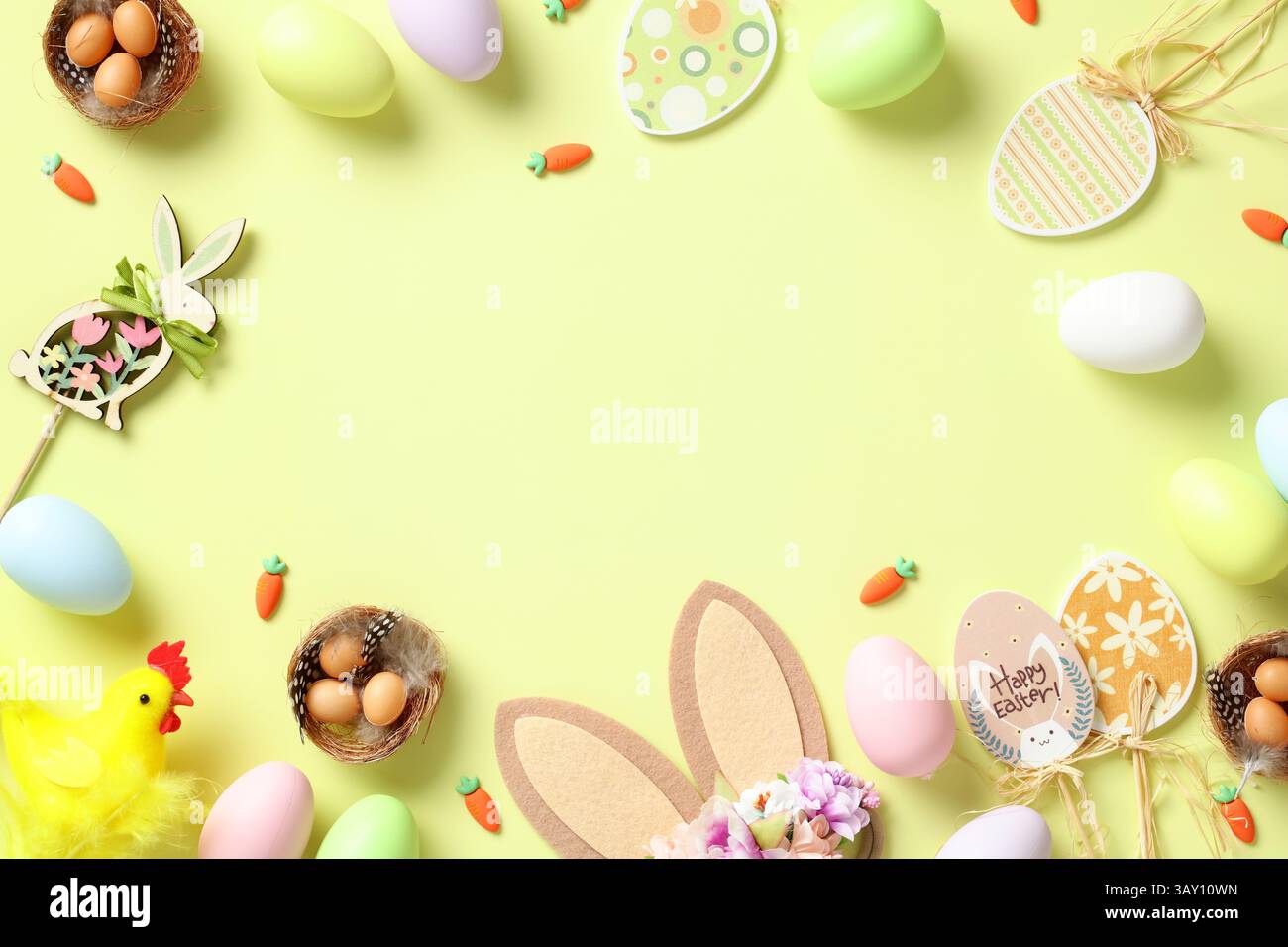 Joyeuses Pâques concept. Cadre d'oeufs de Pâques, lapin, oreilles de lapin, décorations d'oeufs en bois sur fond vert Banque D'Images