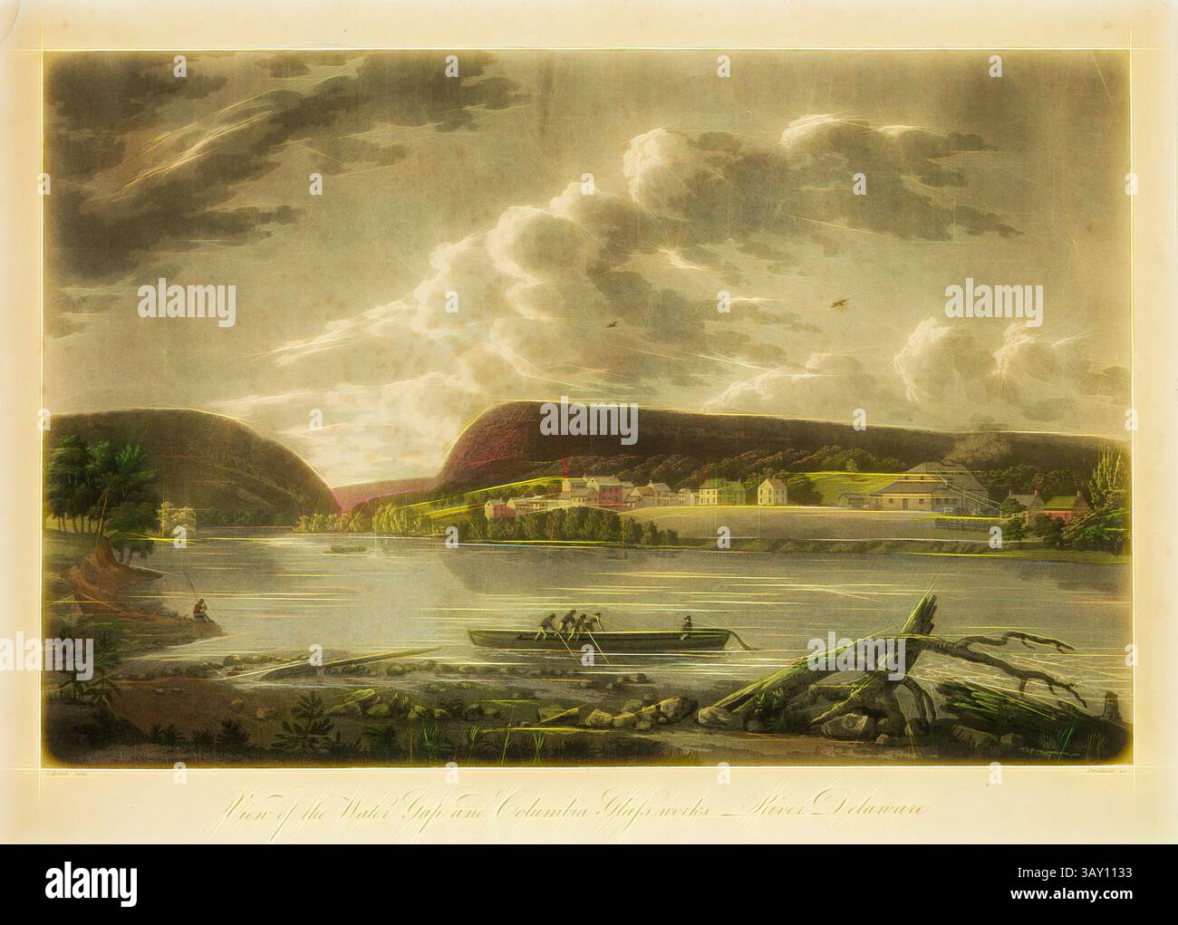 Une scène fluviale sereine présente des collines ondulantes et des nuages au-dessus, avec un village pittoresque visible le long du rivage. Au premier plan, un groupe de personnes navigue sur un petit bateau, tandis que des éléments naturels comme le bois flotté et les arbres luxuriants encadrent le paysage paisible., William Strickland, américain, 1787-1854, d'après Thomas Birch, américaine, 1779-1851, vue de la Gap de l'eau et Columbia Glass Works, rivière Delaware, entre 1800 et 1854, aquatinte et gravure imprimées en couleur sur papier tissé, plaque : 15 1/4 × 21 1/8 pouces (38,7 × 53,7 cm), Art classique avec une touche moderne réinventée par Artotop Banque D'Images