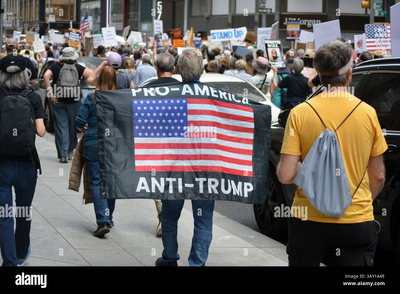 Des manifestants marchent sur la Cinquième Avenue pour protester contre les actions de l’administration Trump en matière d’immigration, de droits civiques et d’environnement à New York. Banque D'Images