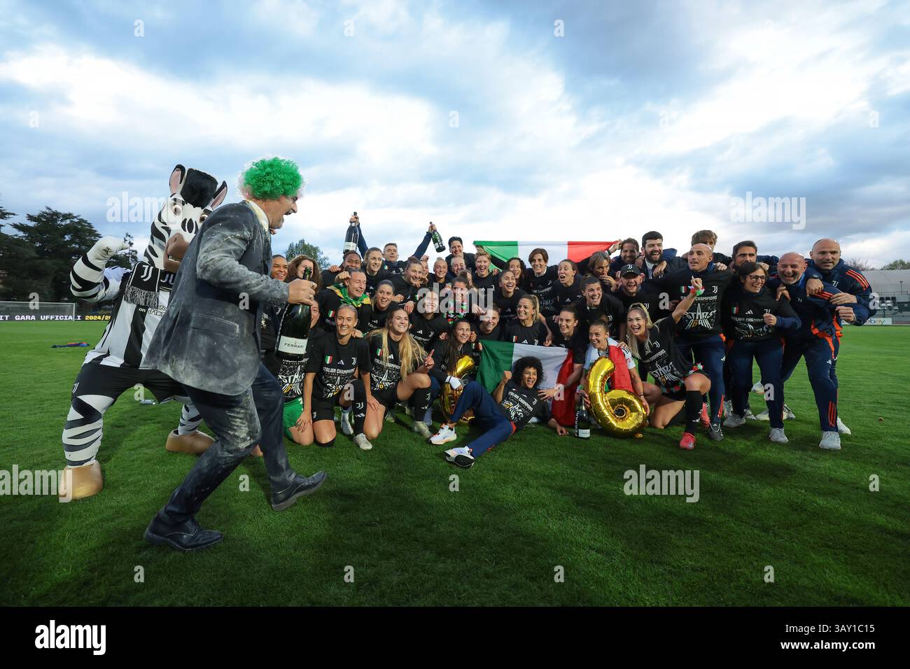 Biella, Italie. 18 avril 2025. Les joueurs et le personnel de la Juventus célèbrent le 6e titre du club après le match Juventus Women vs AC Milan Women Serie A Femminile au Stadio Vittorio Pozzo, Biella. Le crédit photo devrait se lire : Jonathan Moscrop/Sportimage crédit : Sportimage Ltd/Alamy Live News Banque D'Images