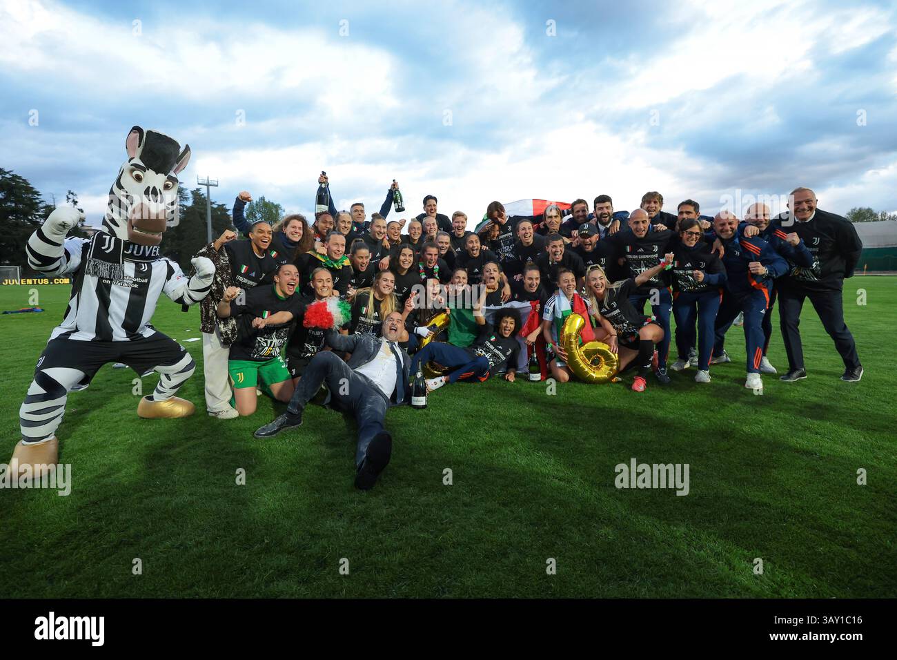 Biella, Italie. 18 avril 2025. Les joueurs et le personnel de la Juventus célèbrent le 6e titre du club après le match Juventus Women vs AC Milan Women Serie A Femminile au Stadio Vittorio Pozzo, Biella. Le crédit photo devrait se lire : Jonathan Moscrop/Sportimage crédit : Sportimage Ltd/Alamy Live News Banque D'Images