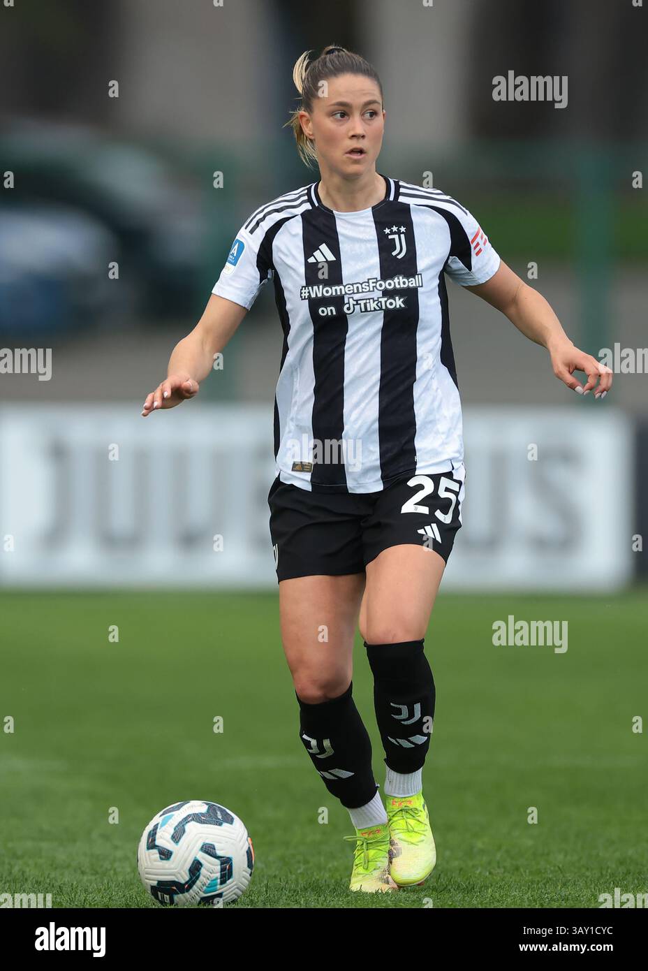 Biella, Italie. 18 avril 2025. Viola Calligaris de la Juventus lors du match Juventus Women vs AC Milan Women Serie A Femminile au Stadio Vittorio Pozzo, Biella. Le crédit photo devrait se lire : Jonathan Moscrop/Sportimage crédit : Sportimage Ltd/Alamy Live News Banque D'Images