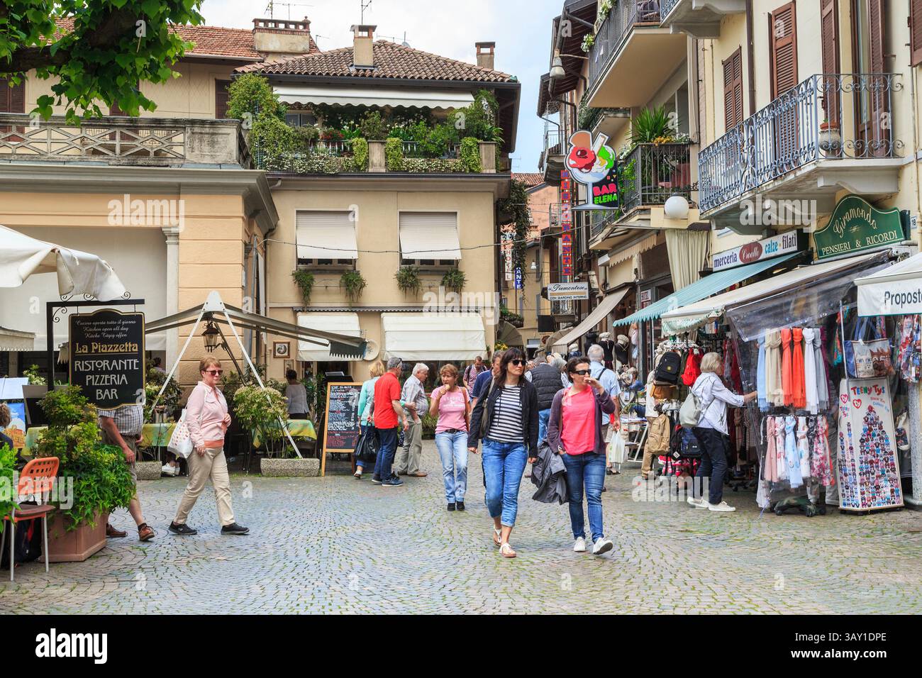 STRESA, ITALIE - 11 MAI 2018 : C'est l'une des places de la station balnéaire sur le lac majeur, rempli de touristes dans les boutiques de souvenirs et les cafés. Banque D'Images