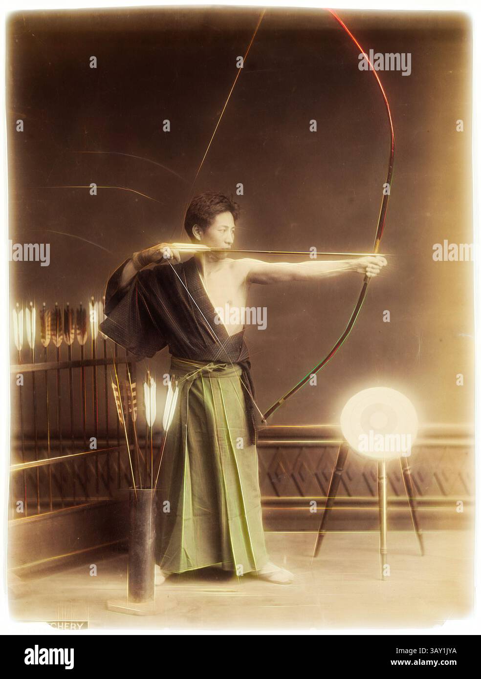 Un archer habile se tient debout avec un arc traditionnel, visant fermement une cible. Vêtu d'une tenue traditionnelle, il respire la concentration et la détermination, avec un affichage de flèches positionnées à proximité, soulignant l'art du tir à l'arc., inconnu (japonais), archer japonais, vers 1885, imprimé albumen teinté à la main, image : 10 3/8 × 7 3/4 pouces (26,4 × 19,7 cm), art classique avec une touche moderne réinventée par Artotop Banque D'Images