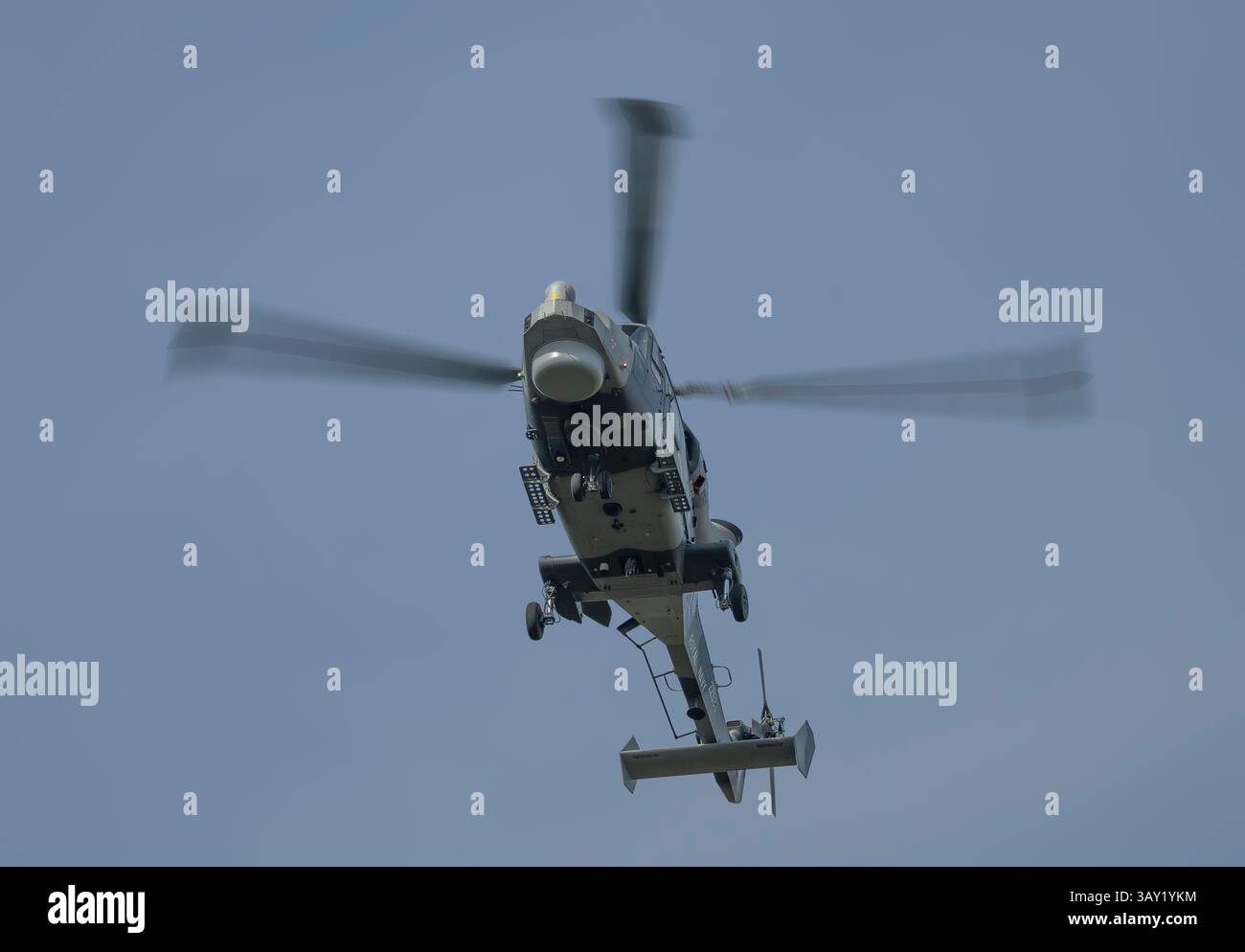 Hélicoptère multirôle Royal Navy Wildcat ZZ535 survolant St James’s Park à Londres le 22 avril 2025. Banque D'Images