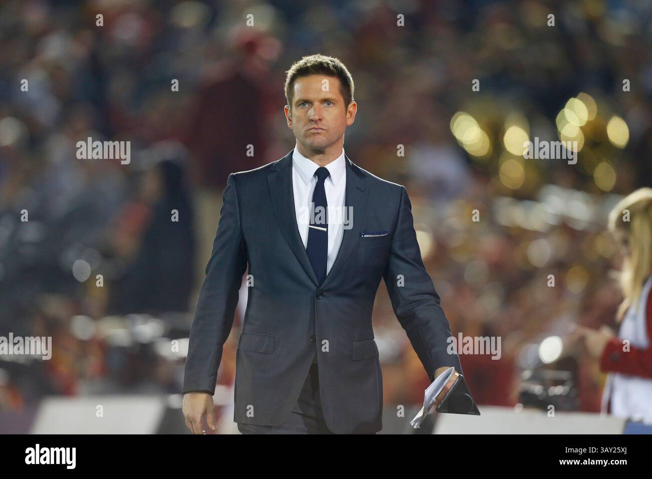 19 novembre 2016 le journaliste de l'ESPN Todd McShay pendant le match de football de la NCAA entre les Bruins de l'UCLA et les Trojans de l'USC au Rose Bowl à Pasadena, en Californie. Charles Baus/CSM(image de crédit : © ; Charles Baus/CSM via ZUMA Wire) Banque D'Images