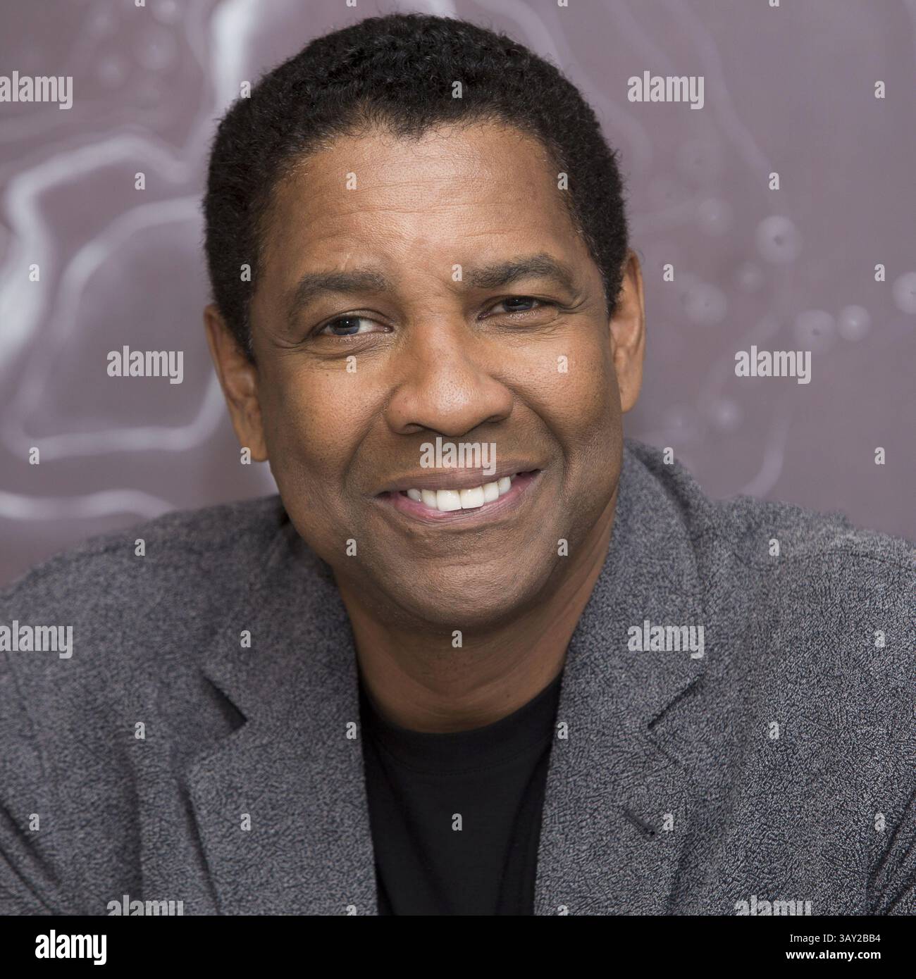 9 septembre 2016 - Toronto, Californie, Canada - DENZEL WASHINGTON fait la promotion des sept magnifiques.' Denzel Hayes Washington, Jr. (né le 28 décembre 1954) est un acteur, réalisateur et producteur américain. Il a reçu trois Golden Globe Awards, un Tony Award et deux Academy Awards : meilleur acteur dans un second rôle pour le film dramatique de guerre historique Glory (1989) et meilleur acteur pour son rôle de flic corrompu dans le thriller crime Training Day (2001). Washington a reçu beaucoup d'éloges de la critique pour son travail cinématographique depuis les années 1980, y compris ses représentations de personnages réels tels que South African A. Banque D'Images