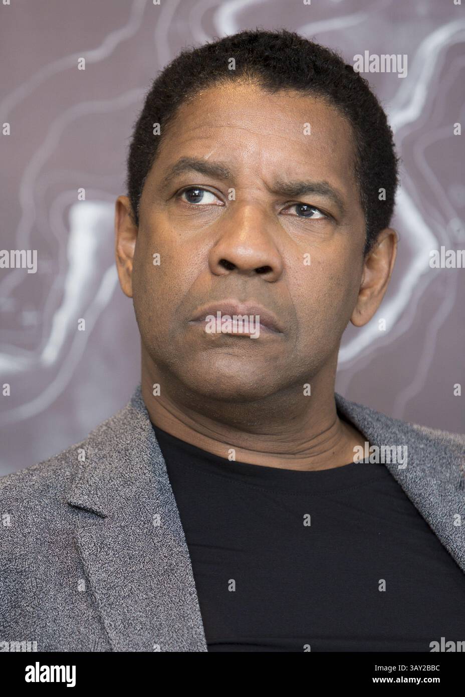 9 septembre 2016 - Toronto, Californie, Canada - DENZEL WASHINGTON fait la promotion des sept magnifiques.' Denzel Hayes Washington, Jr. (né le 28 décembre 1954) est un acteur, réalisateur et producteur américain. Il a reçu trois Golden Globe Awards, un Tony Award et deux Academy Awards : meilleur acteur dans un second rôle pour le film dramatique de guerre historique Glory (1989) et meilleur acteur pour son rôle de flic corrompu dans le thriller crime Training Day (2001). Washington a reçu beaucoup d'éloges de la critique pour son travail cinématographique depuis les années 1980, y compris ses représentations de personnages réels tels que South African A. Banque D'Images