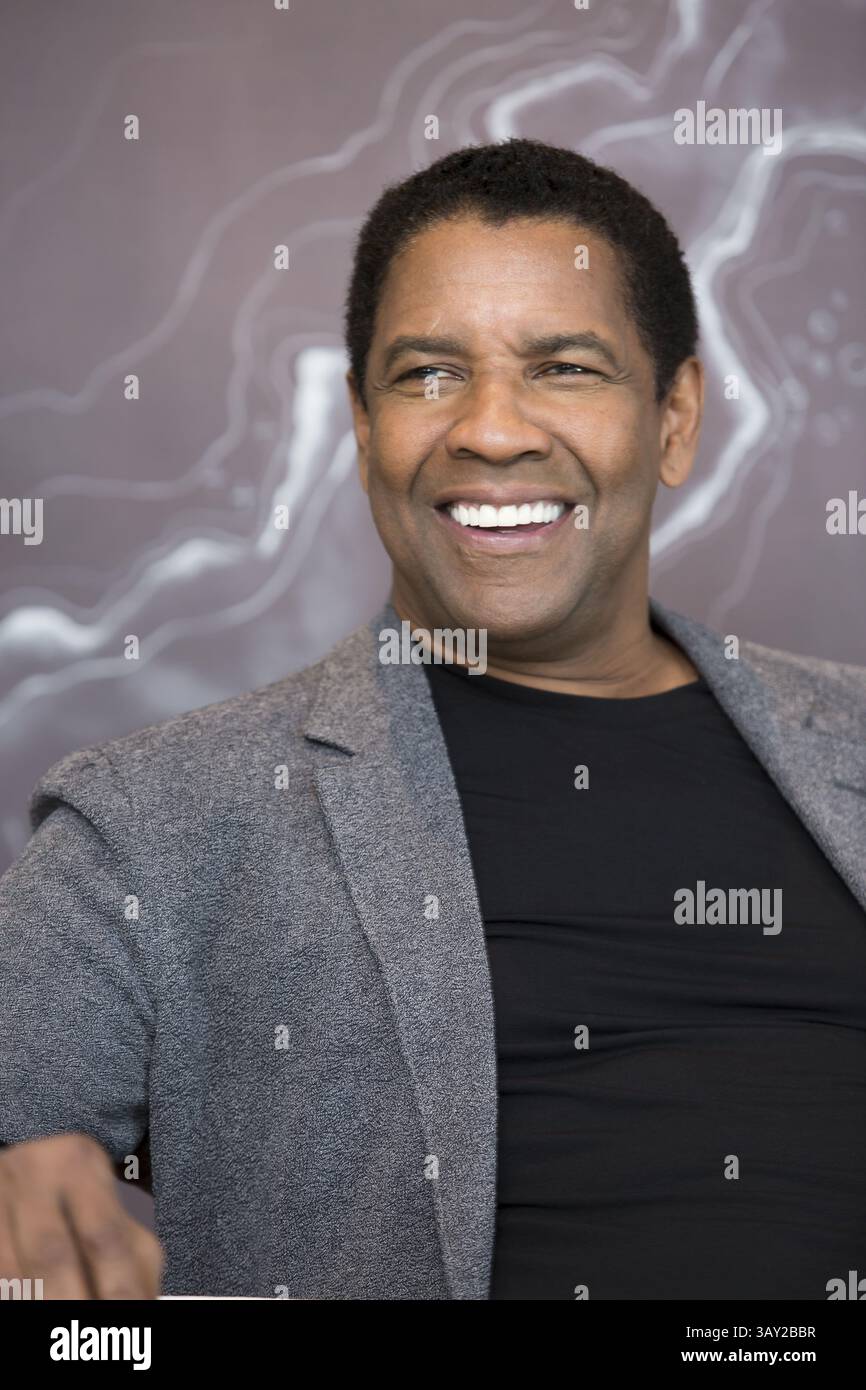 9 septembre 2016 - Toronto, Californie, Canada - DENZEL WASHINGTON fait la promotion des sept magnifiques.' Denzel Hayes Washington, Jr. (né le 28 décembre 1954) est un acteur, réalisateur et producteur américain. Il a reçu trois Golden Globe Awards, un Tony Award et deux Academy Awards : meilleur acteur dans un second rôle pour le film dramatique de guerre historique Glory (1989) et meilleur acteur pour son rôle de flic corrompu dans le thriller crime Training Day (2001). Washington a reçu beaucoup d'éloges de la critique pour son travail cinématographique depuis les années 1980, y compris ses représentations de personnages réels tels que South African A. Banque D'Images
