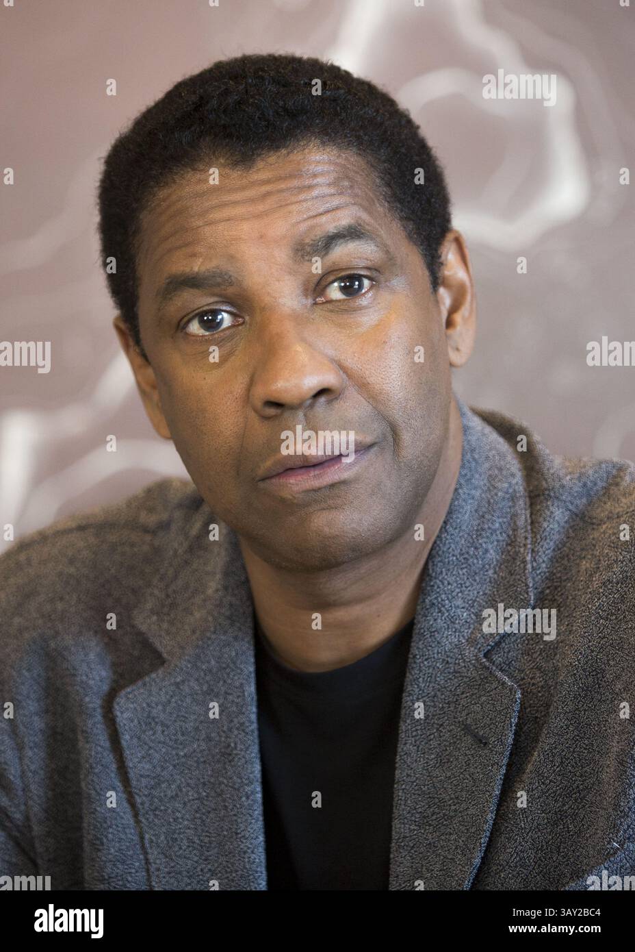 9 septembre 2016 - Toronto, Californie, Canada - DENZEL WASHINGTON fait la promotion des sept magnifiques.' Denzel Hayes Washington, Jr. (né le 28 décembre 1954) est un acteur, réalisateur et producteur américain. Il a reçu trois Golden Globe Awards, un Tony Award et deux Academy Awards : meilleur acteur dans un second rôle pour le film dramatique de guerre historique Glory (1989) et meilleur acteur pour son rôle de flic corrompu dans le thriller crime Training Day (2001). Washington a reçu beaucoup d'éloges de la critique pour son travail cinématographique depuis les années 1980, y compris ses représentations de personnages réels tels que South African A. Banque D'Images