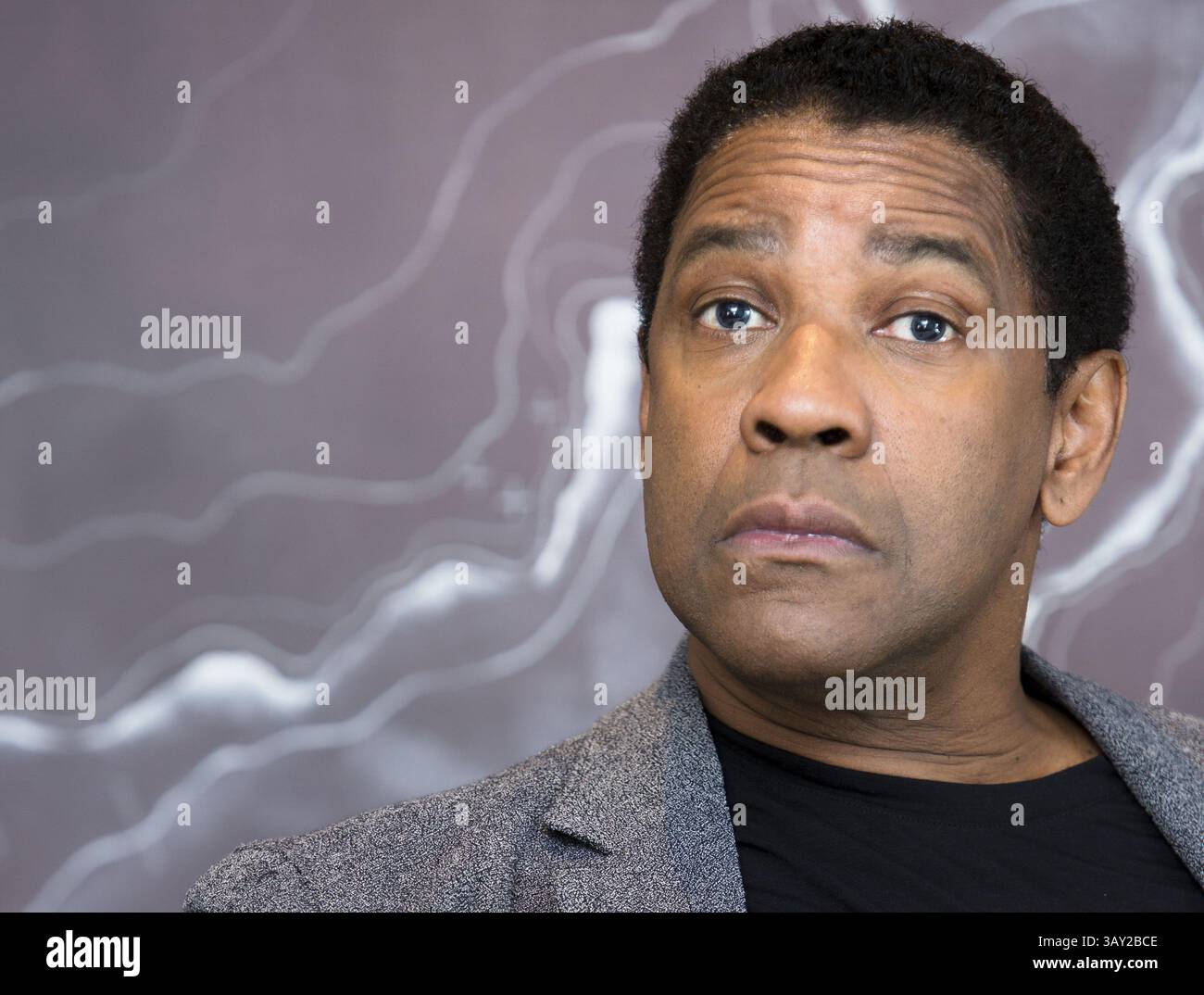 9 septembre 2016 - Toronto, Californie, Canada - DENZEL WASHINGTON fait la promotion des sept magnifiques.' Denzel Hayes Washington, Jr. (né le 28 décembre 1954) est un acteur, réalisateur et producteur américain. Il a reçu trois Golden Globe Awards, un Tony Award et deux Academy Awards : meilleur acteur dans un second rôle pour le film dramatique de guerre historique Glory (1989) et meilleur acteur pour son rôle de flic corrompu dans le thriller crime Training Day (2001). Washington a reçu beaucoup d'éloges de la critique pour son travail cinématographique depuis les années 1980, y compris ses représentations de personnages réels tels que South African A. Banque D'Images