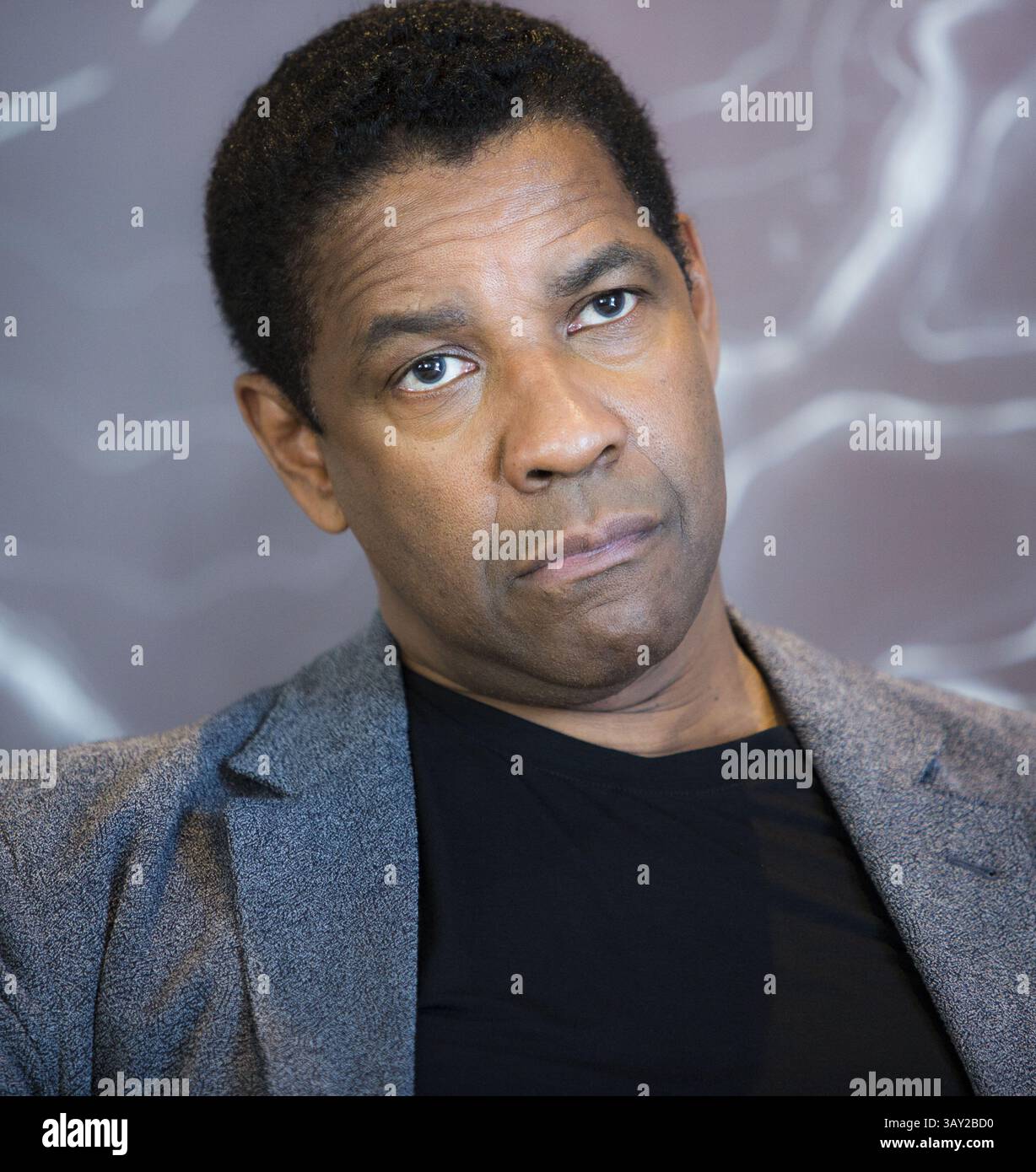 9 septembre 2016 - Toronto, Californie, Canada - DENZEL WASHINGTON fait la promotion des sept magnifiques.' Denzel Hayes Washington, Jr. (né le 28 décembre 1954) est un acteur, réalisateur et producteur américain. Il a reçu trois Golden Globe Awards, un Tony Award et deux Academy Awards : meilleur acteur dans un second rôle pour le film dramatique de guerre historique Glory (1989) et meilleur acteur pour son rôle de flic corrompu dans le thriller crime Training Day (2001). Washington a reçu beaucoup d'éloges de la critique pour son travail cinématographique depuis les années 1980, y compris ses représentations de personnages réels tels que South African A. Banque D'Images