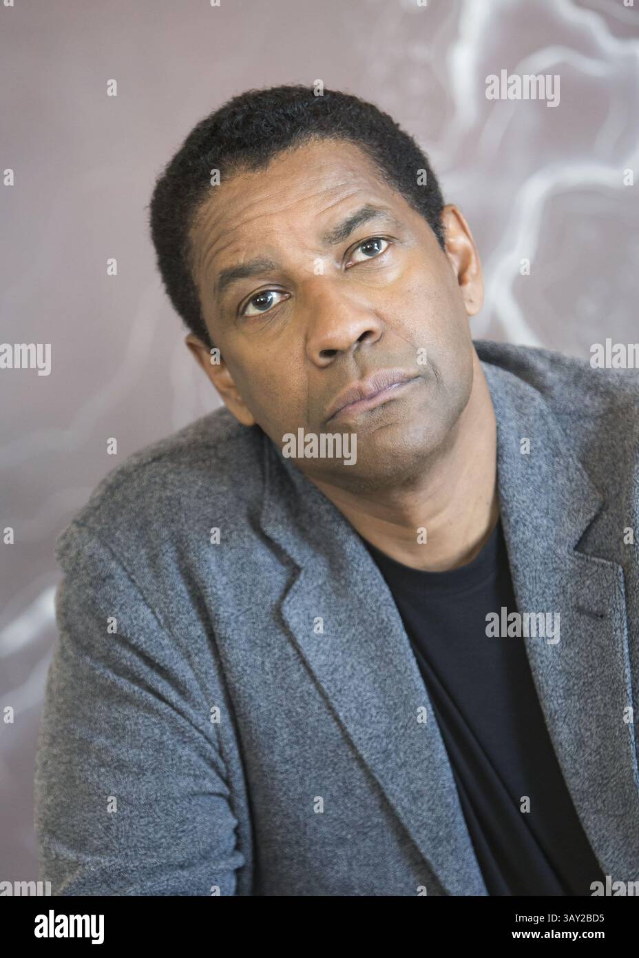 9 septembre 2016 - Toronto, Californie, Canada - DENZEL WASHINGTON fait la promotion des sept magnifiques.' Denzel Hayes Washington, Jr. (né le 28 décembre 1954) est un acteur, réalisateur et producteur américain. Il a reçu trois Golden Globe Awards, un Tony Award et deux Academy Awards : meilleur acteur dans un second rôle pour le film dramatique de guerre historique Glory (1989) et meilleur acteur pour son rôle de flic corrompu dans le thriller crime Training Day (2001). Washington a reçu beaucoup d'éloges de la critique pour son travail cinématographique depuis les années 1980, y compris ses représentations de personnages réels tels que South African A. Banque D'Images