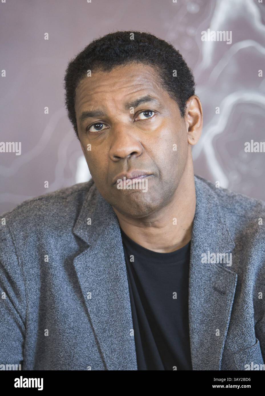 9 septembre 2016 - Toronto, Californie, Canada - DENZEL WASHINGTON fait la promotion des sept magnifiques.' Denzel Hayes Washington, Jr. (né le 28 décembre 1954) est un acteur, réalisateur et producteur américain. Il a reçu trois Golden Globe Awards, un Tony Award et deux Academy Awards : meilleur acteur dans un second rôle pour le film dramatique de guerre historique Glory (1989) et meilleur acteur pour son rôle de flic corrompu dans le thriller crime Training Day (2001). Washington a reçu beaucoup d'éloges de la critique pour son travail cinématographique depuis les années 1980, y compris ses représentations de personnages réels tels que South African A. Banque D'Images