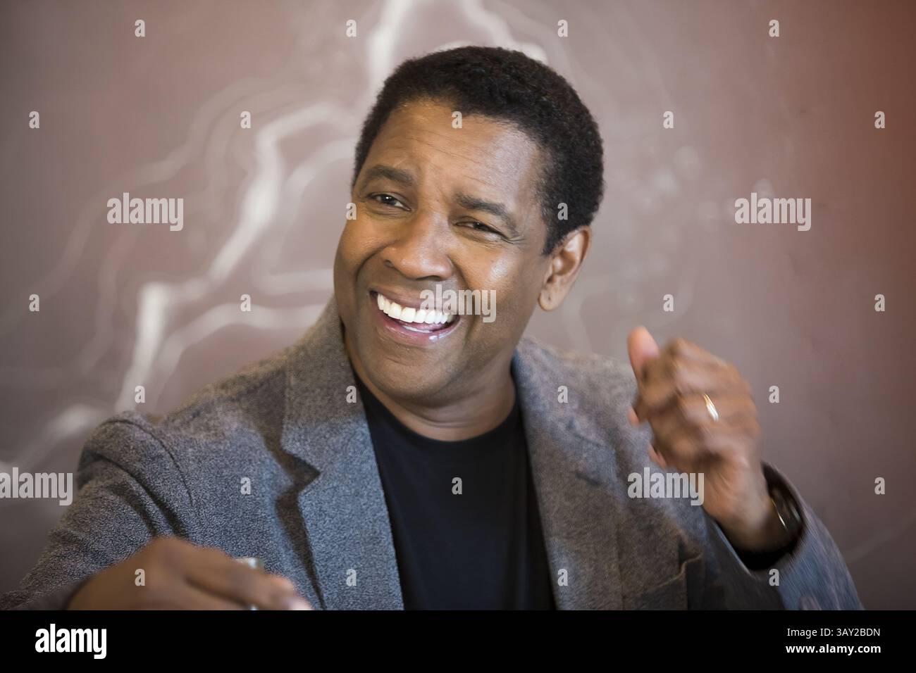 9 septembre 2016 - Toronto, Californie, Canada - DENZEL WASHINGTON fait la promotion des sept magnifiques.' Denzel Hayes Washington, Jr. (né le 28 décembre 1954) est un acteur, réalisateur et producteur américain. Il a reçu trois Golden Globe Awards, un Tony Award et deux Academy Awards : meilleur acteur dans un second rôle pour le film dramatique de guerre historique Glory (1989) et meilleur acteur pour son rôle de flic corrompu dans le thriller crime Training Day (2001). Washington a reçu beaucoup d'éloges de la critique pour son travail cinématographique depuis les années 1980, y compris ses représentations de personnages réels tels que South African A. Banque D'Images