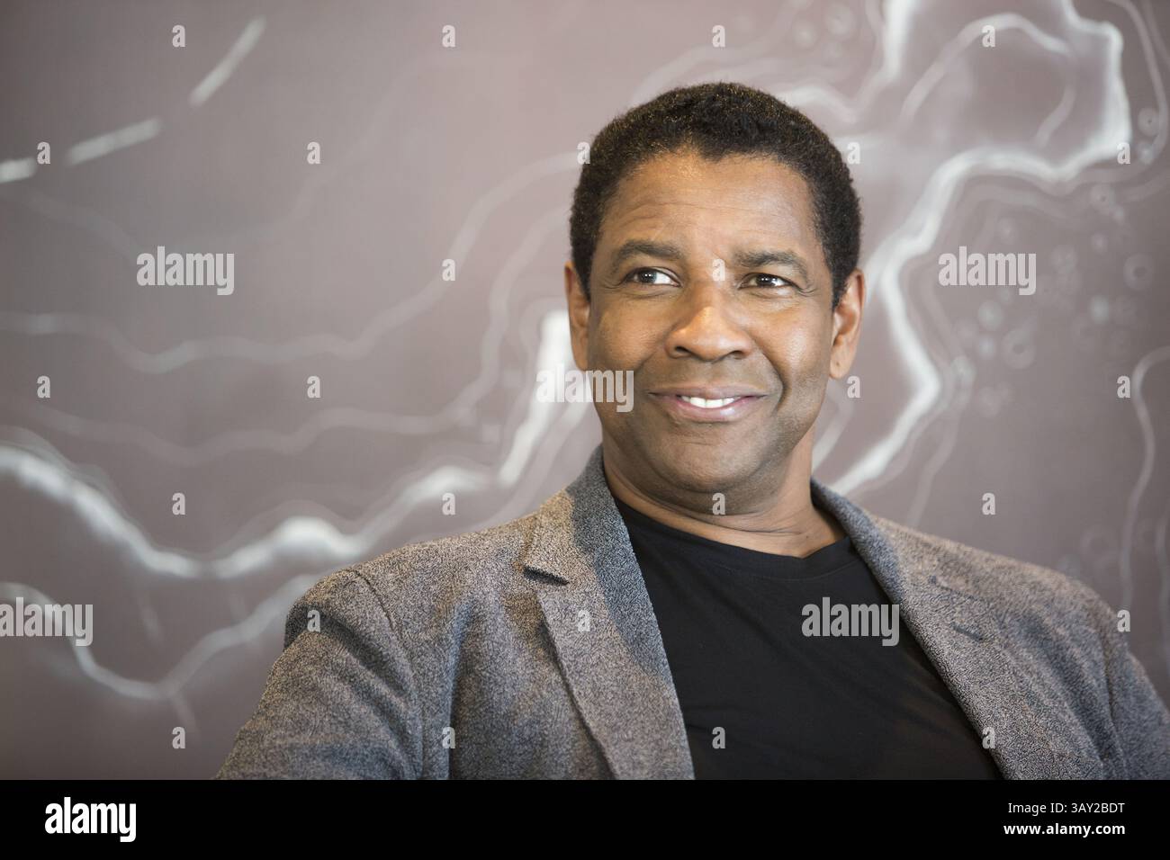 9 septembre 2016 - Toronto, Californie, Canada - DENZEL WASHINGTON fait la promotion des sept magnifiques.' Denzel Hayes Washington, Jr. (né le 28 décembre 1954) est un acteur, réalisateur et producteur américain. Il a reçu trois Golden Globe Awards, un Tony Award et deux Academy Awards : meilleur acteur dans un second rôle pour le film dramatique de guerre historique Glory (1989) et meilleur acteur pour son rôle de flic corrompu dans le thriller crime Training Day (2001). Washington a reçu beaucoup d'éloges de la critique pour son travail cinématographique depuis les années 1980, y compris ses représentations de personnages réels tels que South African A. Banque D'Images