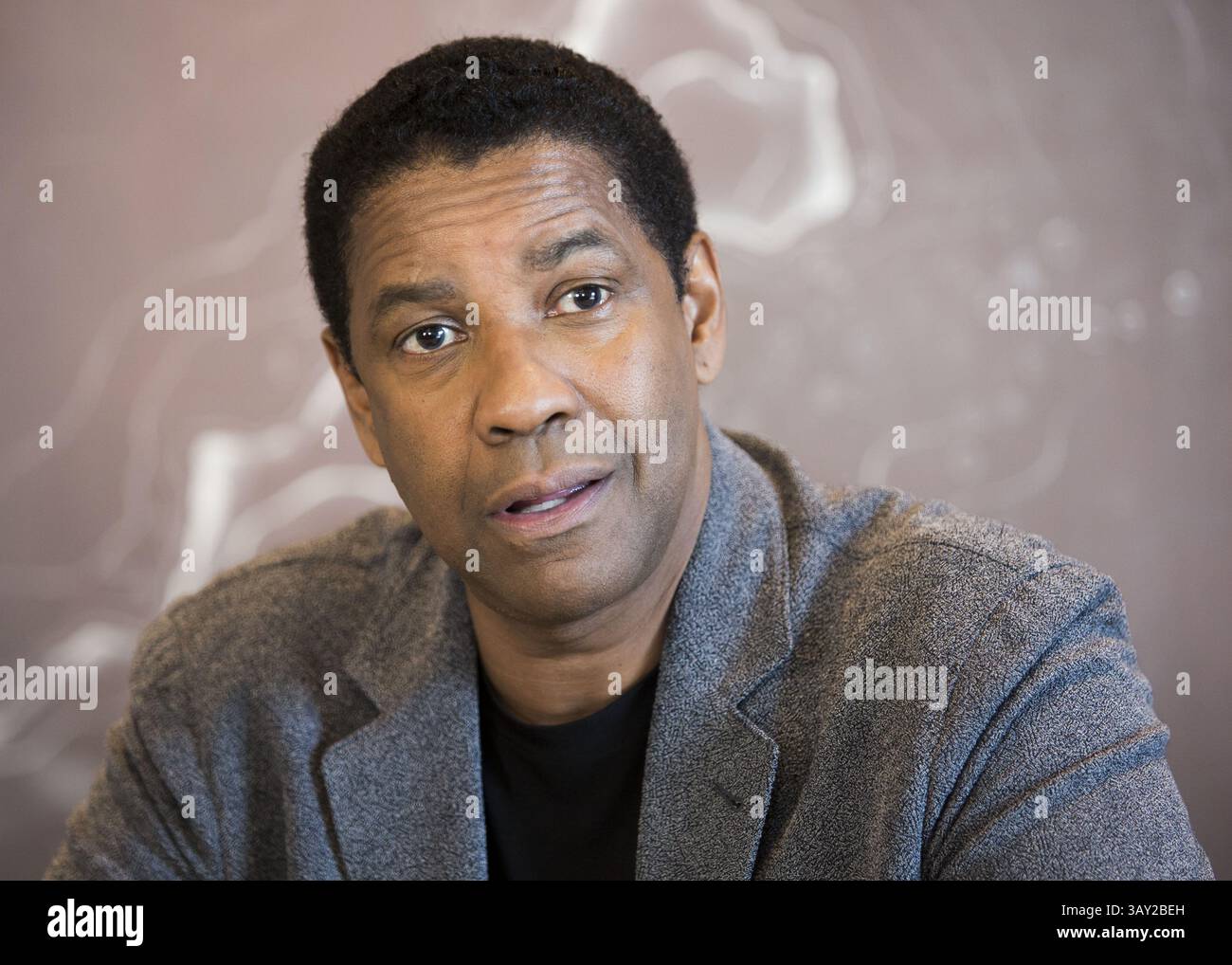 9 septembre 2016 - Toronto, Californie, Canada - DENZEL WASHINGTON fait la promotion des sept magnifiques.' Denzel Hayes Washington, Jr. (né le 28 décembre 1954) est un acteur, réalisateur et producteur américain. Il a reçu trois Golden Globe Awards, un Tony Award et deux Academy Awards : meilleur acteur dans un second rôle pour le film dramatique de guerre historique Glory (1989) et meilleur acteur pour son rôle de flic corrompu dans le thriller crime Training Day (2001). Washington a reçu beaucoup d'éloges de la critique pour son travail cinématographique depuis les années 1980, y compris ses représentations de personnages réels tels que South African A. Banque D'Images