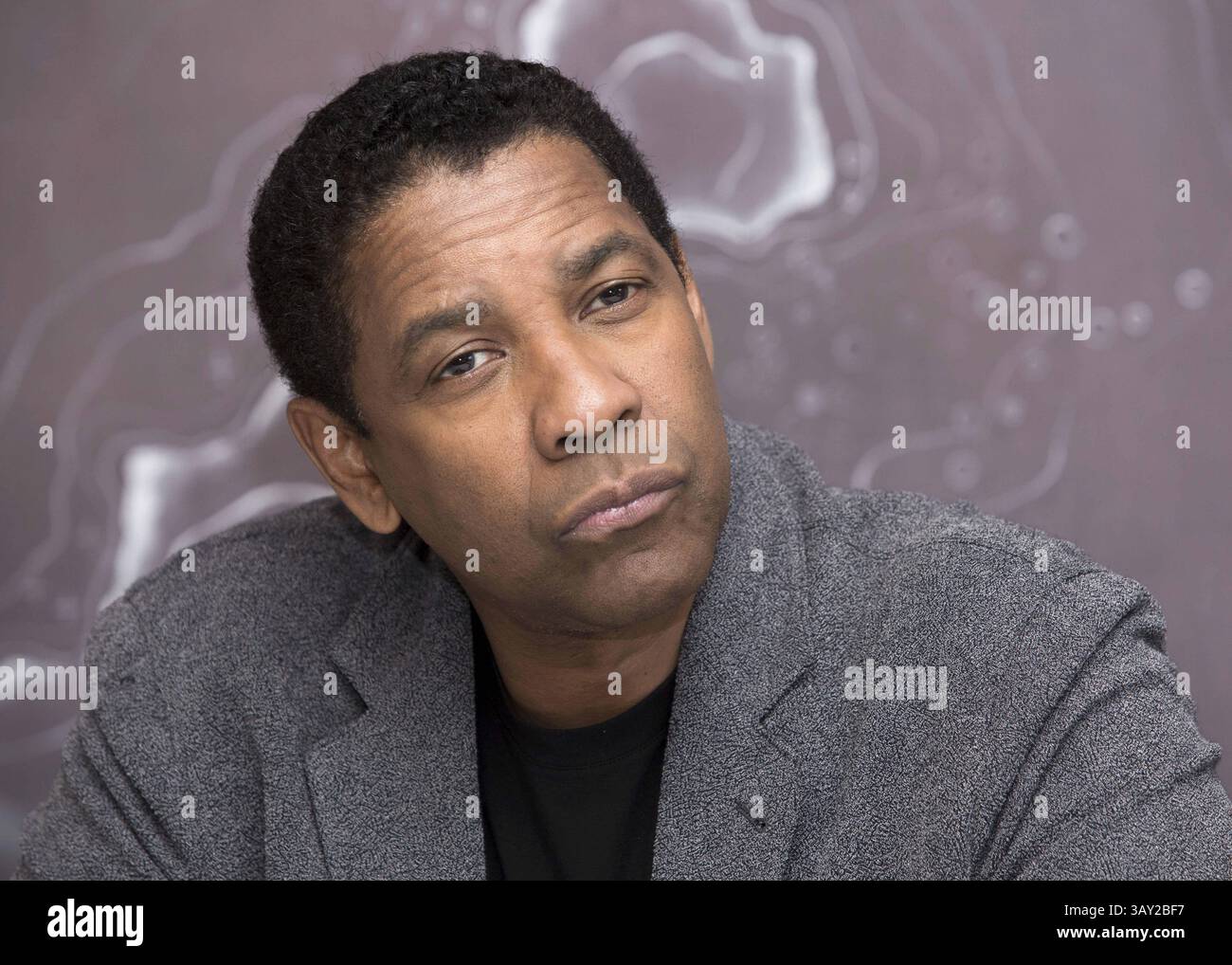 9 septembre 2016 - Toronto, Californie, Canada - DENZEL WASHINGTON fait la promotion des sept magnifiques.' Denzel Hayes Washington, Jr. (né le 28 décembre 1954) est un acteur, réalisateur et producteur américain. Il a reçu trois Golden Globe Awards, un Tony Award et deux Academy Awards : meilleur acteur dans un second rôle pour le film dramatique de guerre historique Glory (1989) et meilleur acteur pour son rôle de flic corrompu dans le thriller crime Training Day (2001). Washington a reçu beaucoup d'éloges de la critique pour son travail cinématographique depuis les années 1980, y compris ses représentations de personnages réels tels que South African A. Banque D'Images