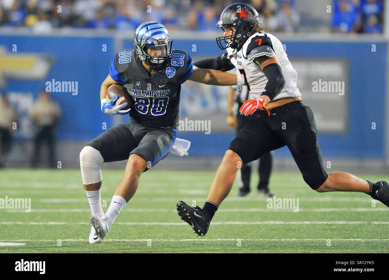 3 septembre 2016 : Memphis Tight End Daniel Montiel (80 ans) tente d'éviter le linebacker du sud-est du Missouri Chad Meredith (7 ans) lors d'un match de football universitaire de la NCAA entre les Redhawks du sud-est du Missouri et les Tigers de Memphis au Liberty Bowl à Memphis, Tennessee. Memphis a gagné 35-17. Austin McAfee/CSM(image de crédit : &copy ; Austin McAfee/Cal Sport Media via ZUMA Wire) Banque D'Images