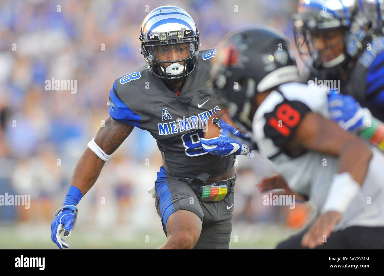 3 septembre 2016 : Memphis Darrell Henderson (8 ans) cherche un bloc alors qu'il court sur le terrain pendant le premier quart-temps d'un match de football universitaire NCAA entre les Redhawks du sud-est du Missouri et les Tigers de Memphis au Liberty Bowl à Memphis, Tennessee. Memphis a gagné 35-17. Austin McAfee/CSM(image de crédit : &copy ; Austin McAfee/Cal Sport Media via ZUMA Wire) Banque D'Images