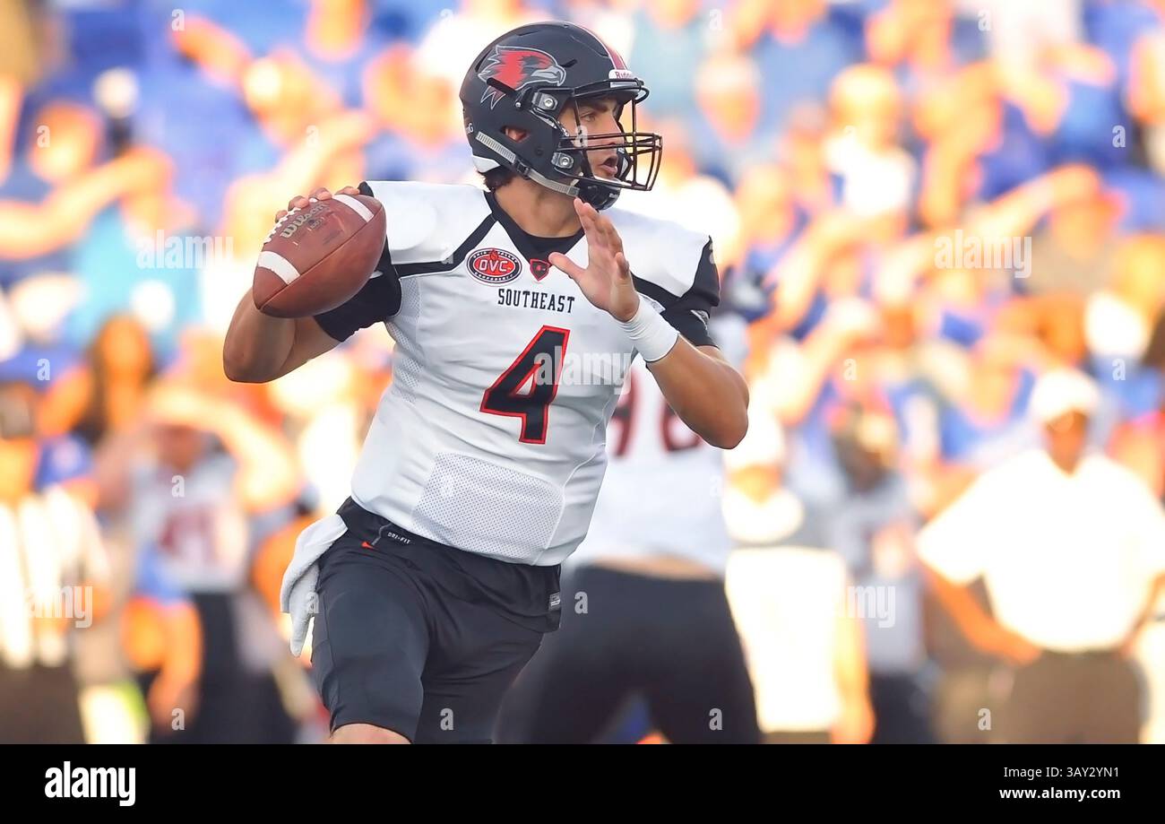 3 septembre 2016 : le quarterback du sud-est du Missouri Jesse Hosket cherche un receveur au cours du premier quart-temps d'un match de football universitaire de la NCAA entre les Redhawks du sud-est du Missouri et les Tigers de Memphis au Liberty Bowl à Memphis, Tennessee. Memphis a gagné 35-17. Austin McAfee/CSM(image de crédit : &copy ; Austin McAfee/Cal Sport Media via ZUMA Wire) Banque D'Images