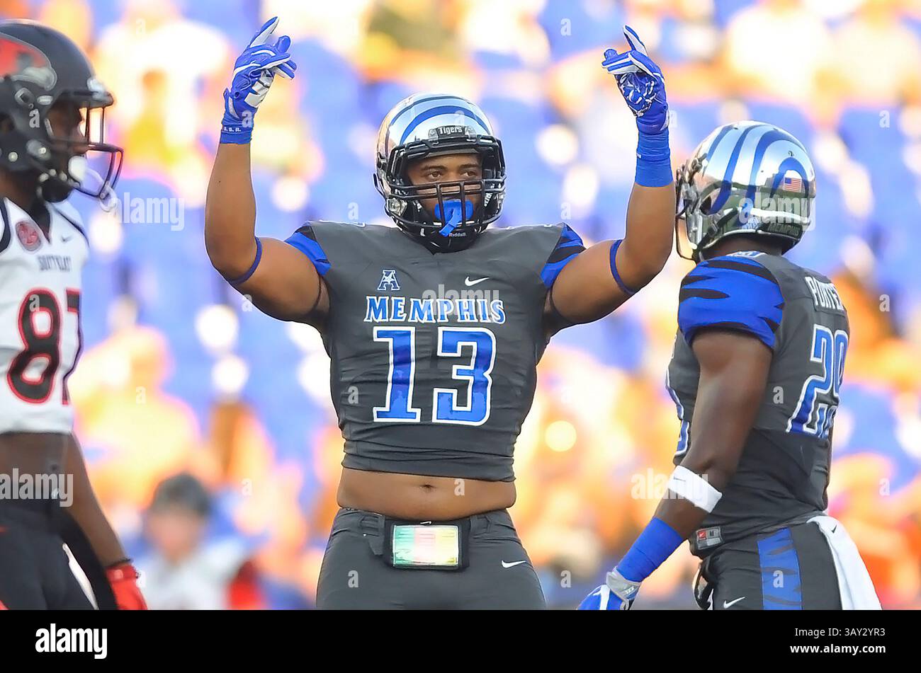 Le 3 septembre 2016 : DeMarco Montgomery, le défenseur de Memphis, tente de faire bouger la foule pendant le premier quart-temps d'un match de football universitaire NCAA entre les Redhawks du sud-est du Missouri et les Tigers de Memphis au Liberty Bowl à Memphis, Tennessee. Memphis a gagné 35-17. Austin McAfee/CSM(image de crédit : &copy ; Austin McAfee/Cal Sport Media via ZUMA Wire) Banque D'Images