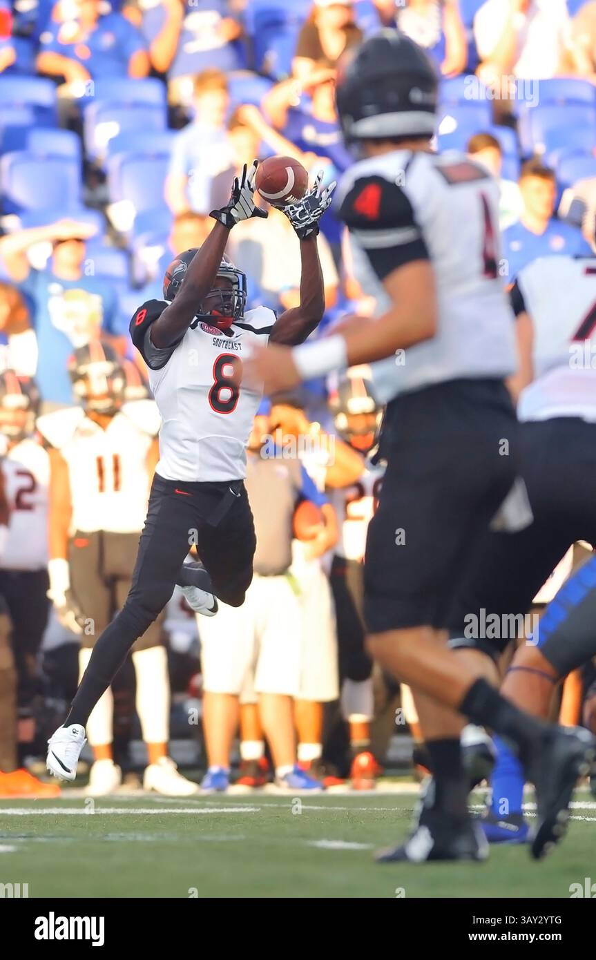 3 septembre 2016 : Tremane McCullough (8 ans), receveur du sud-est du Missouri, regarde dans une prise pendant le premier quart-temps d'un match de football universitaire de la NCAA entre les Redhawks du sud-est du Missouri et les Tigers de Memphis au Liberty Bowl à Memphis, Tennessee. Memphis a gagné 35-17. Austin McAfee/CSM(image de crédit : &copy ; Austin McAfee/Cal Sport Media via ZUMA Wire) Banque D'Images