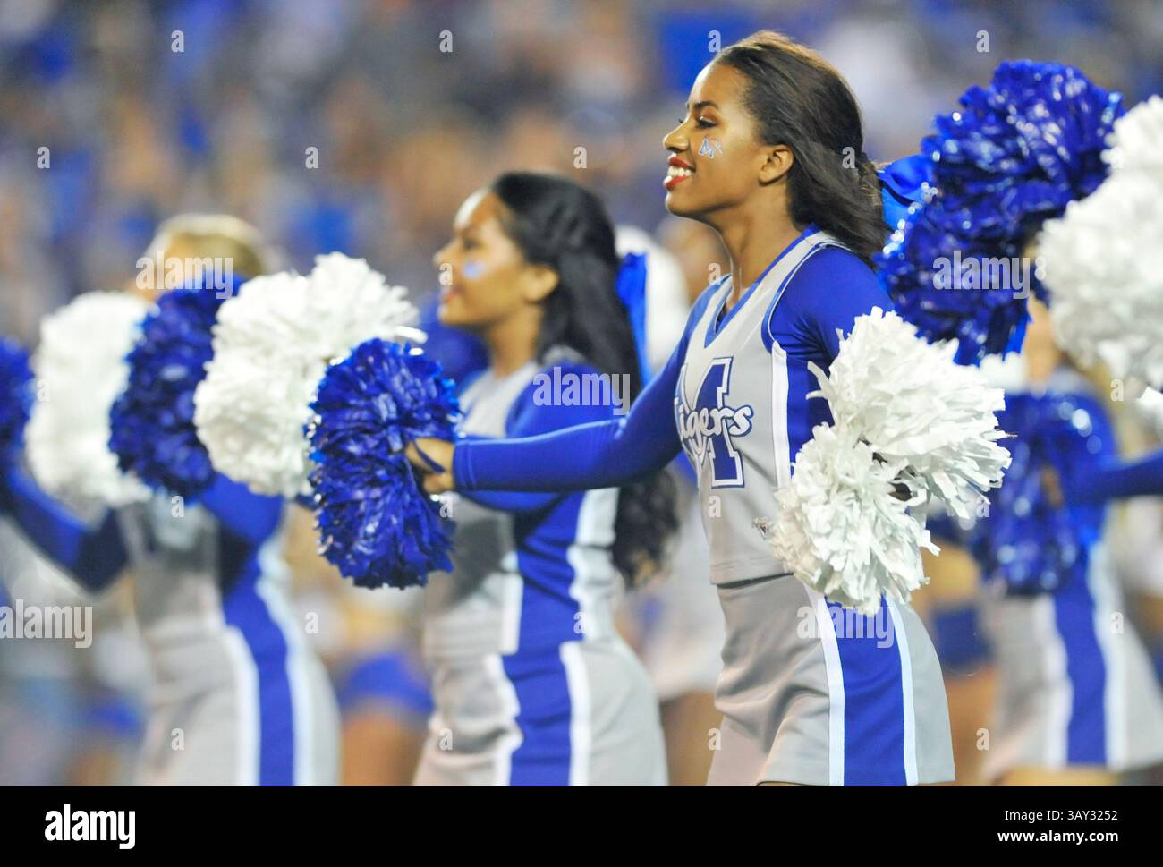 3 septembre 2016 : les pom-pom-meneurs de Memphis jouent entre les quarts lors d'un match de football universitaire de la NCAA entre les Redhawks du sud-est du Missouri et les Tigers de Memphis au Liberty Bowl à Memphis, Tennessee. Memphis a gagné 35-17. Austin McAfee/CSM(image de crédit : &copy ; Austin McAfee/Cal Sport Media via ZUMA Wire) Banque D'Images