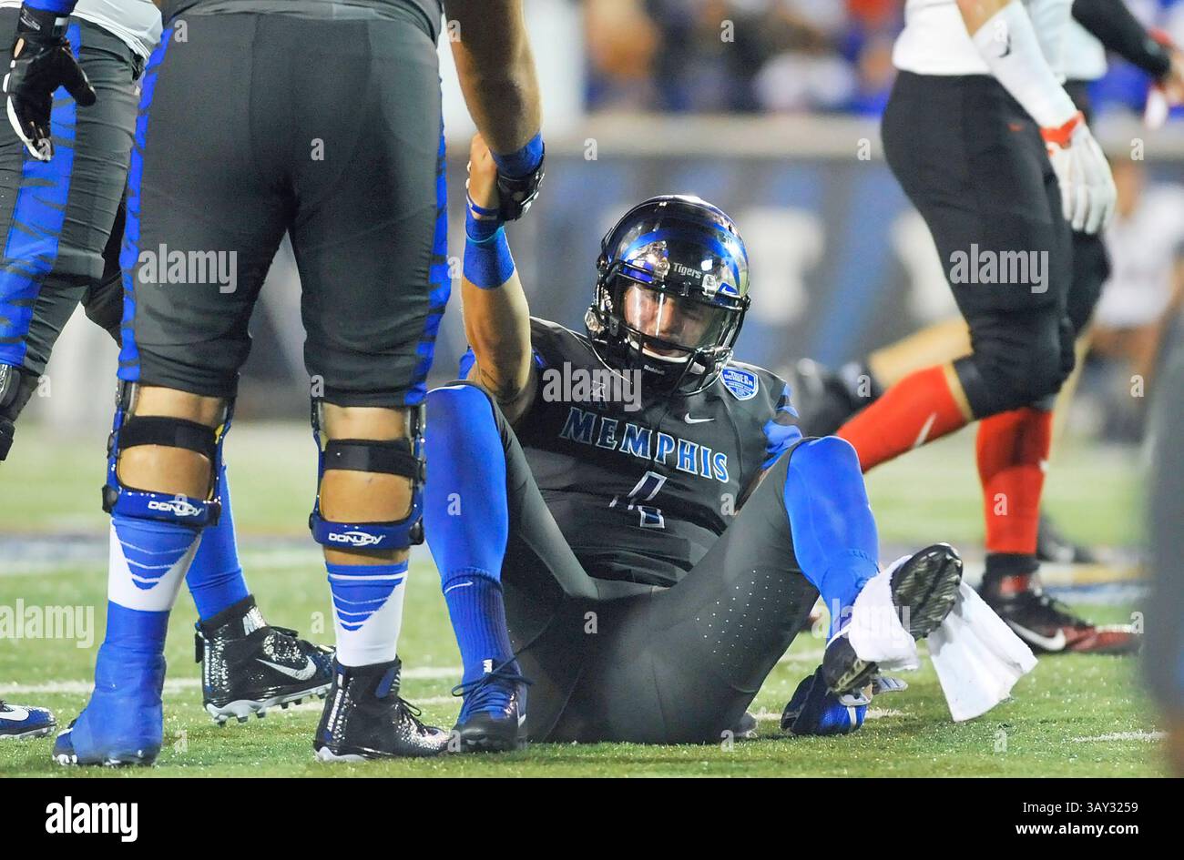 3 septembre 2016 : le quarterback de Memphis, Riley Ferguson, est aidé par un coéquipier après avoir été touché pendant le troisième quart-temps d'un match de football universitaire NCAA entre les Redhawks du sud-est du Missouri et les Tigers de Memphis au Liberty Bowl à Memphis, Tennessee. Memphis a gagné 35-17. Austin McAfee/CSM(image de crédit : &copy ; Austin McAfee/Cal Sport Media via ZUMA Wire) Banque D'Images