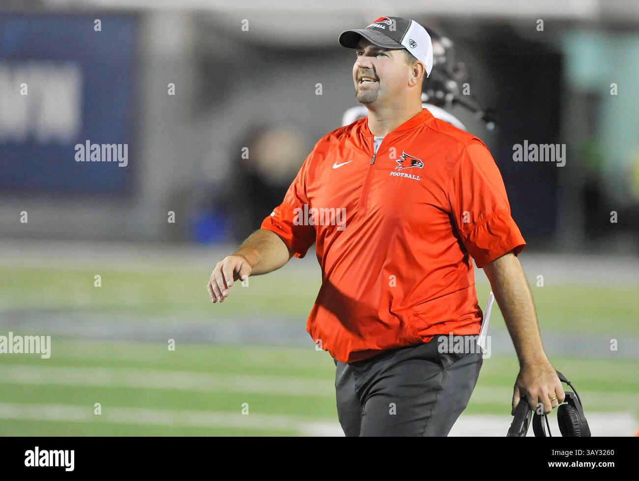3 septembre 2016 : Tom Matukewicz, entraîneur du sud-est du Missouri, marche vers un caucus pendant un temps mort pendant le troisième quart-temps d'un match de football universitaire de la NCAA entre les Redhawks du sud-est du Missouri et les Tigers de Memphis au Liberty Bowl à Memphis, Tennessee. Memphis a gagné 35-17. Austin McAfee/CSM(image de crédit : &copy ; Austin McAfee/Cal Sport Media via ZUMA Wire) Banque D'Images
