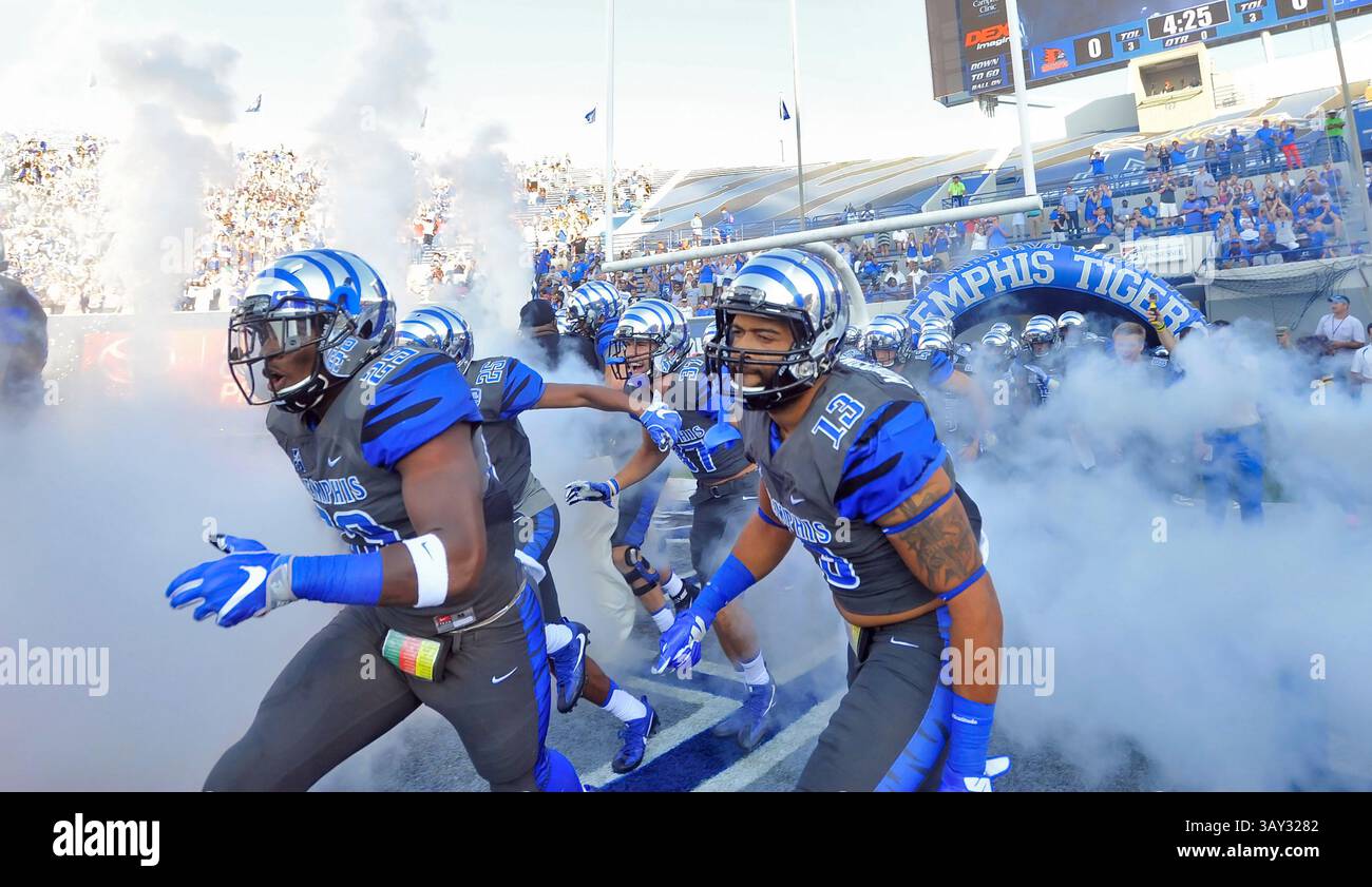 3 septembre 2016 : les joueurs de Memphis courent sur le terrain avant le début d'un match de football universitaire NCAA entre les Redhawks de l'État du Missouri du Sud-est et les Tigers de Memphis au Liberty Bowl à Memphis, Tennessee. Memphis a gagné 35-17. Austin McAfee/CSM(image de crédit : &copy ; Austin McAfee/Cal Sport Media via ZUMA Wire) Banque D'Images