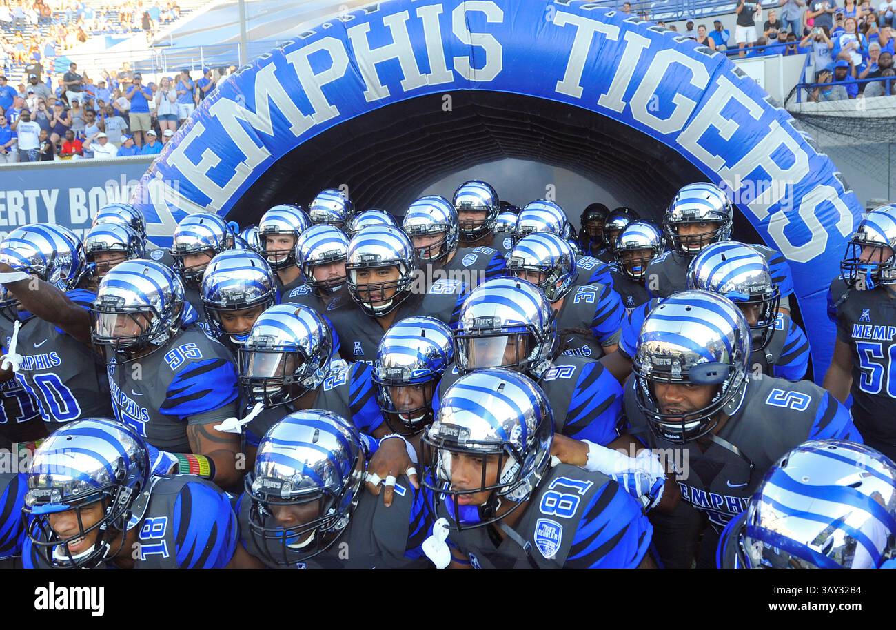 3 septembre 2016 : les joueurs de Memphis se préparent à courir sur le terrain avant le début d'un match de football universitaire de la NCAA entre les Redhawks du sud-est du Missouri et les Tigers de Memphis au Liberty Bowl à Memphis, Tennessee. Memphis a gagné 35-17. Austin McAfee/CSM(image de crédit : &copy ; Austin McAfee/Cal Sport Media via ZUMA Wire) Banque D'Images