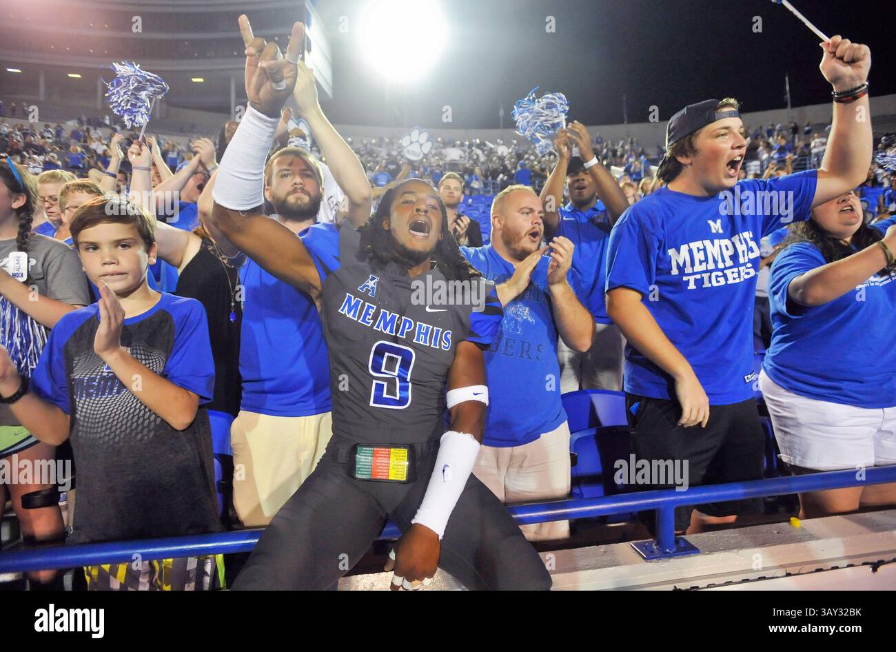 3 septembre 2016 : Jamil Collins (9 ans), l'arrière défensif de Memphis, célèbre avec ses fans un match de football universitaire de la NCAA entre les Redhawks du sud-est du Missouri et les Tigers de Memphis au Liberty Bowl à Memphis, Tennessee. Memphis a gagné 35-17. Austin McAfee/CSM(image de crédit : &copy ; Austin McAfee/Cal Sport Media via ZUMA Wire) Banque D'Images