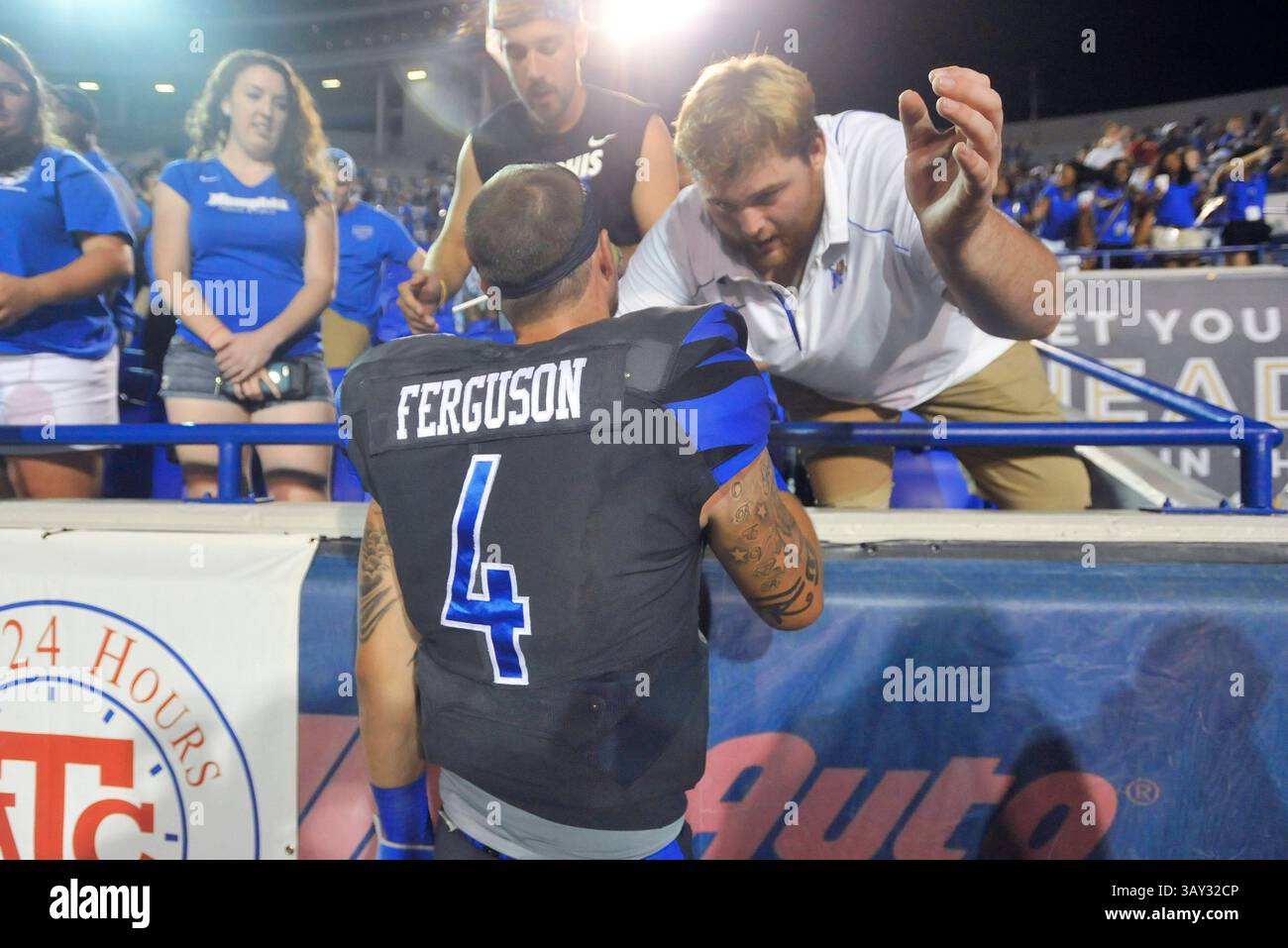 3 septembre 2016 : le quarterback de Memphis, Riley Ferguson (4), discute avec un fan après un match de football universitaire de la NCAA entre les Redhawks du sud-est du Missouri et les Tigers de Memphis au Liberty Bowl à Memphis, Tennessee. Memphis a gagné 35-17. Austin McAfee/CSM(image de crédit : &copy ; Austin McAfee/Cal Sport Media via ZUMA Wire) Banque D'Images
