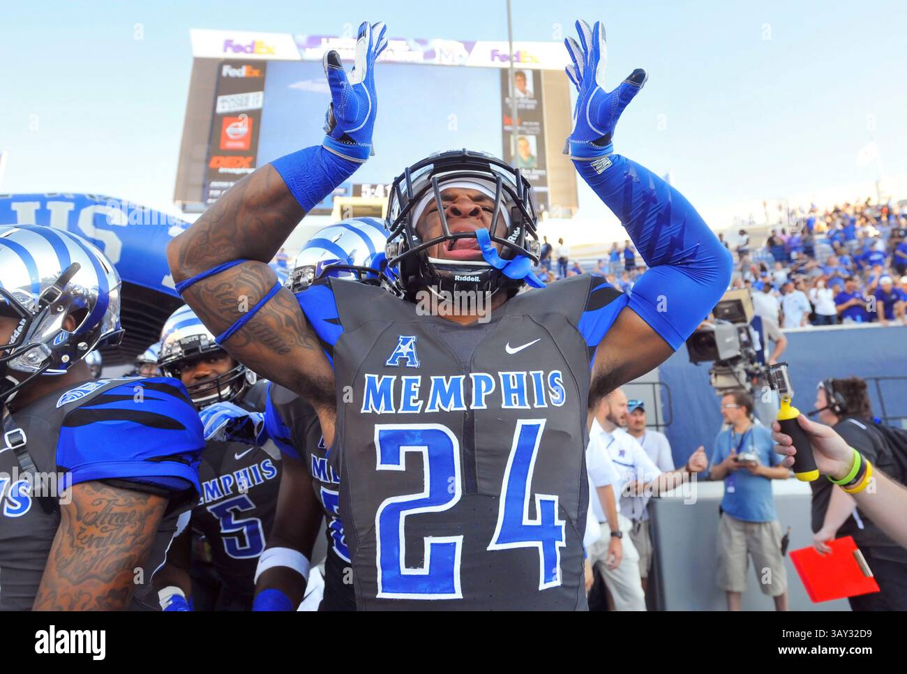 3 septembre 2016 : DeAndre Jordan, l'arrière défensif de Memphis, se prépare à courir sur le terrain avant le début d'un match de football universitaire NCAA entre les Redhawks du sud-est du Missouri et les Tigers de Memphis au Liberty Bowl à Memphis, Tennessee. Memphis a gagné 35-17. Austin McAfee/CSM(image de crédit : &copy ; Austin McAfee/Cal Sport Media via ZUMA Wire) Banque D'Images